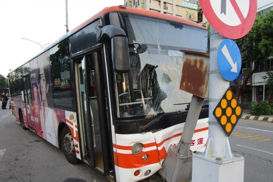 台中客運公車今晨在台灣大道上自撞分隔島，司機搶救不治，警方後續將釐清車禍原因。（翻攝畫面）