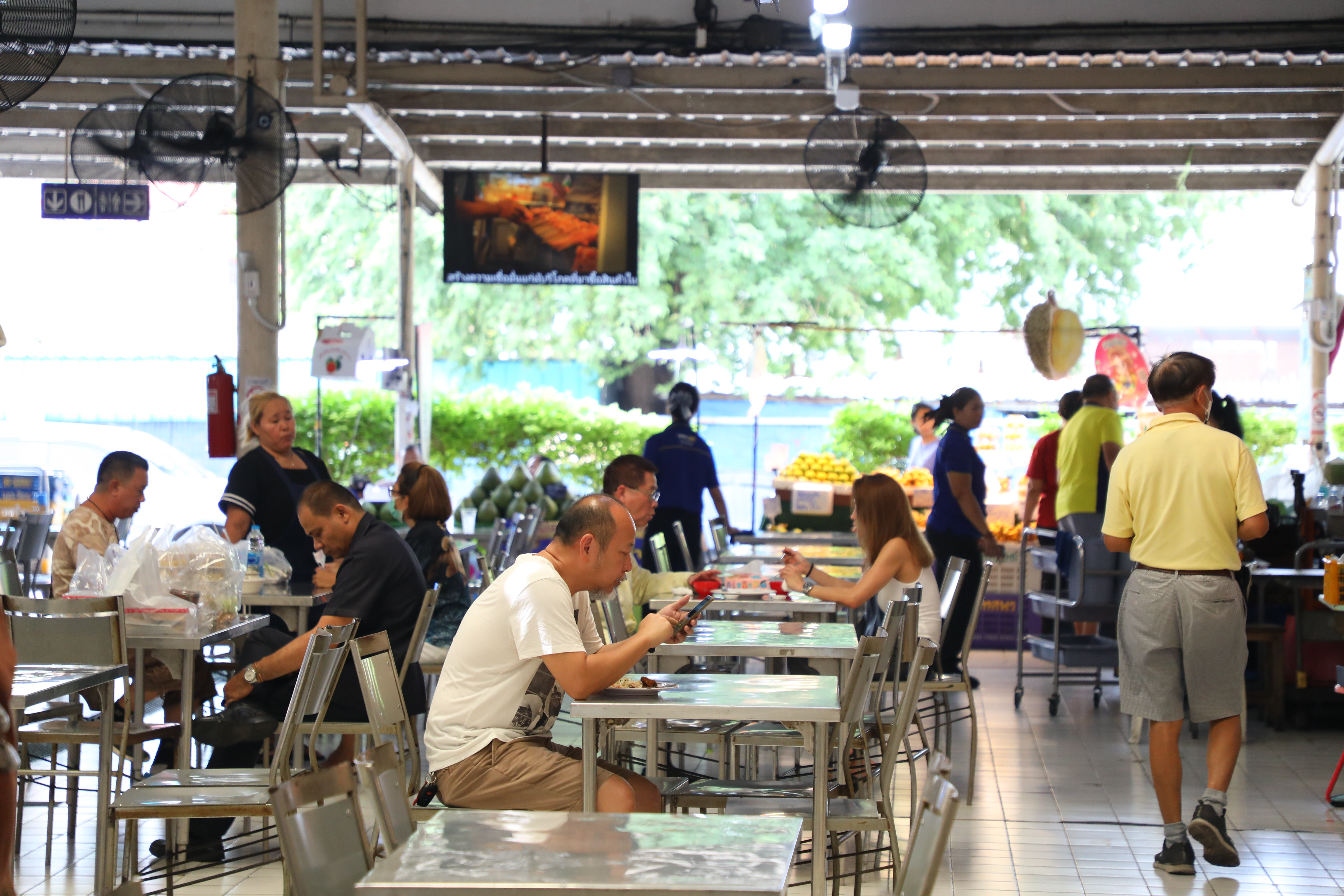 市場裡的美食街座位,經常有人清理,乾淨衛生。