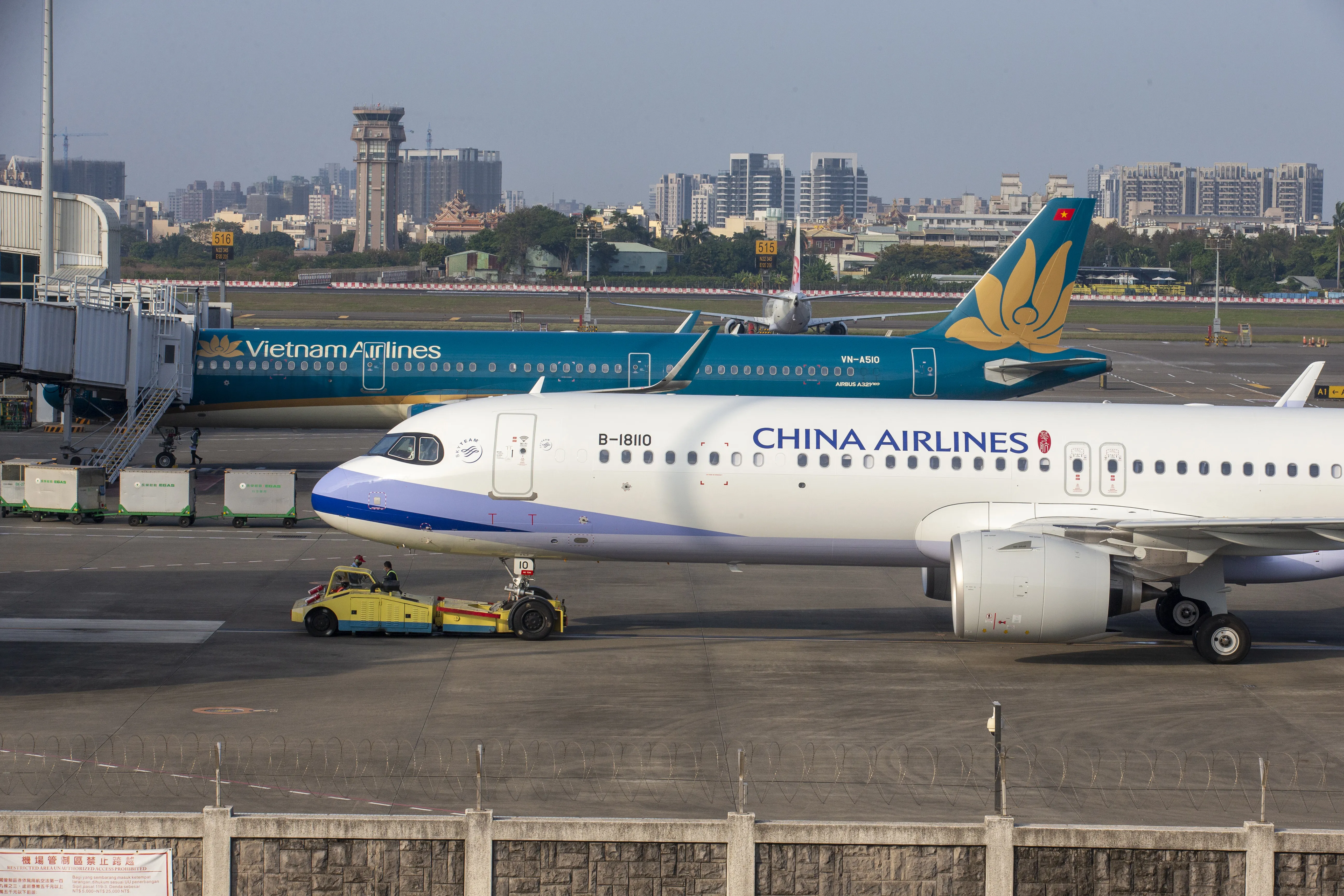 越南航空今日一架班機自小港機場起飛前往胡志明市，起飛僅10分鐘疑似出現機械故障，向塔台申請返航。（示意圖，本刊資料照）