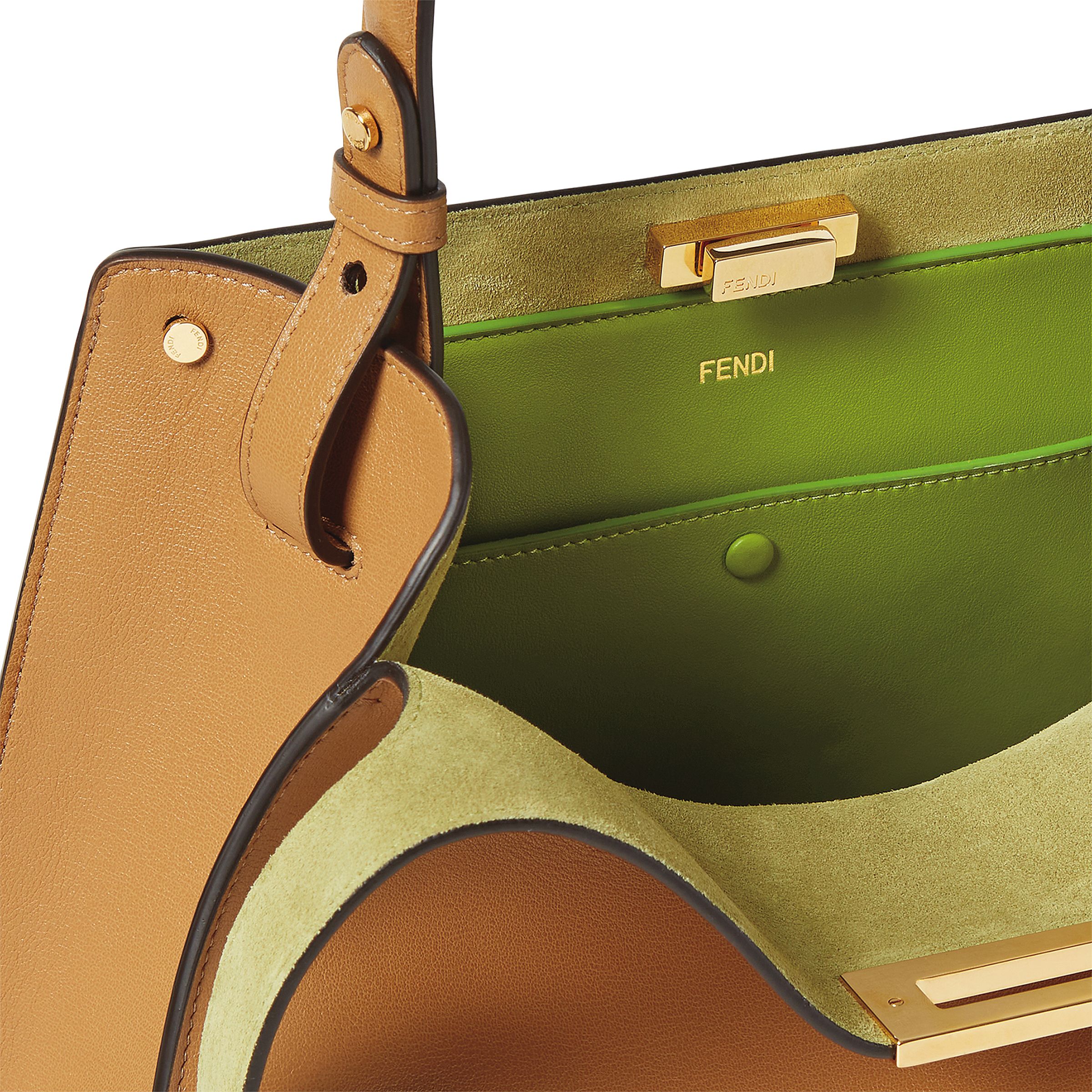FENDI Way中型款式。卡布奇諾色皮革和森林綠麂皮 NT$130,000。（FENDI提供）