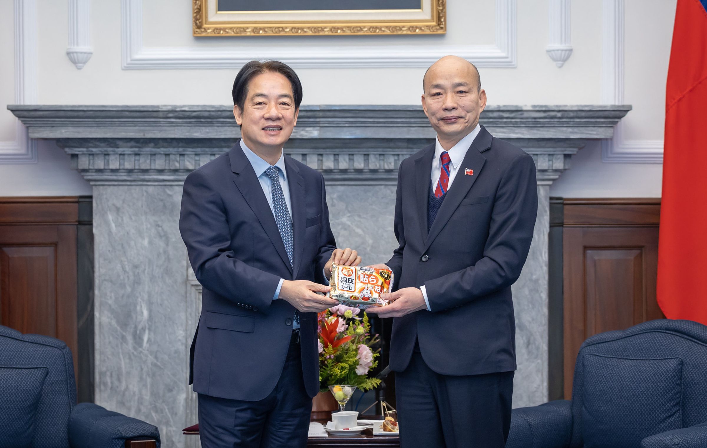 韓國瑜將率代表團赴美參加川普就職典禮,行前獲總統賴清德贈送暖暖包。(總統府提供)