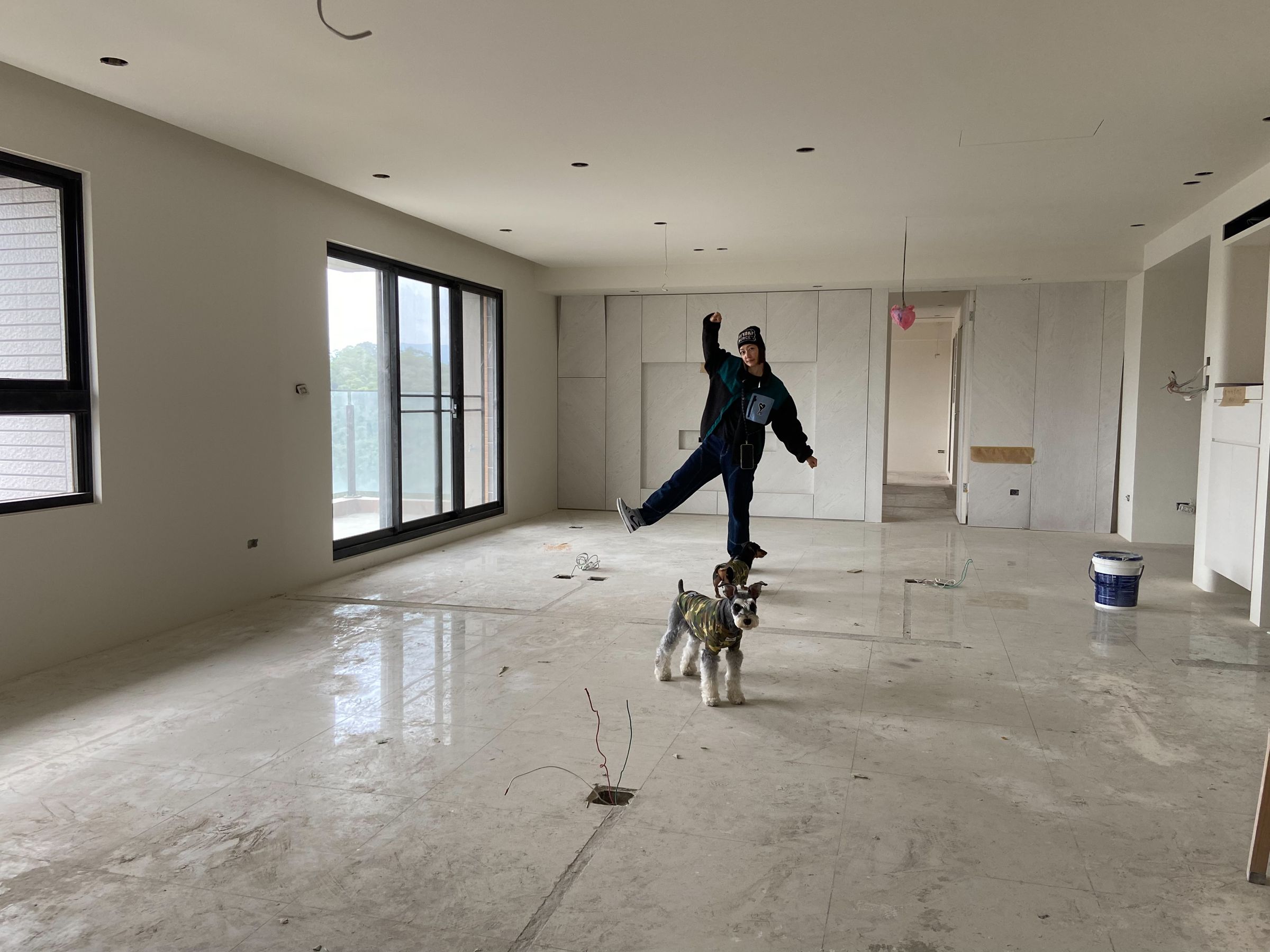 潘慧如帶愛犬到未來的新家走走。（翻攝潘慧如IG）