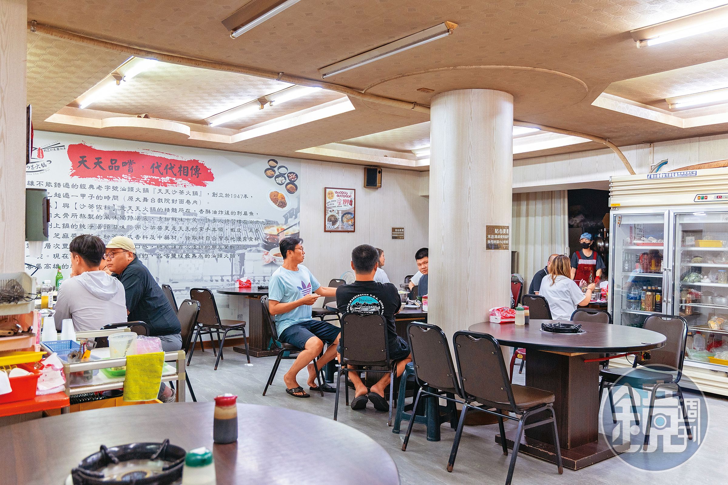 天天的用餐環境明亮清潔，桌距也十分寬敞。