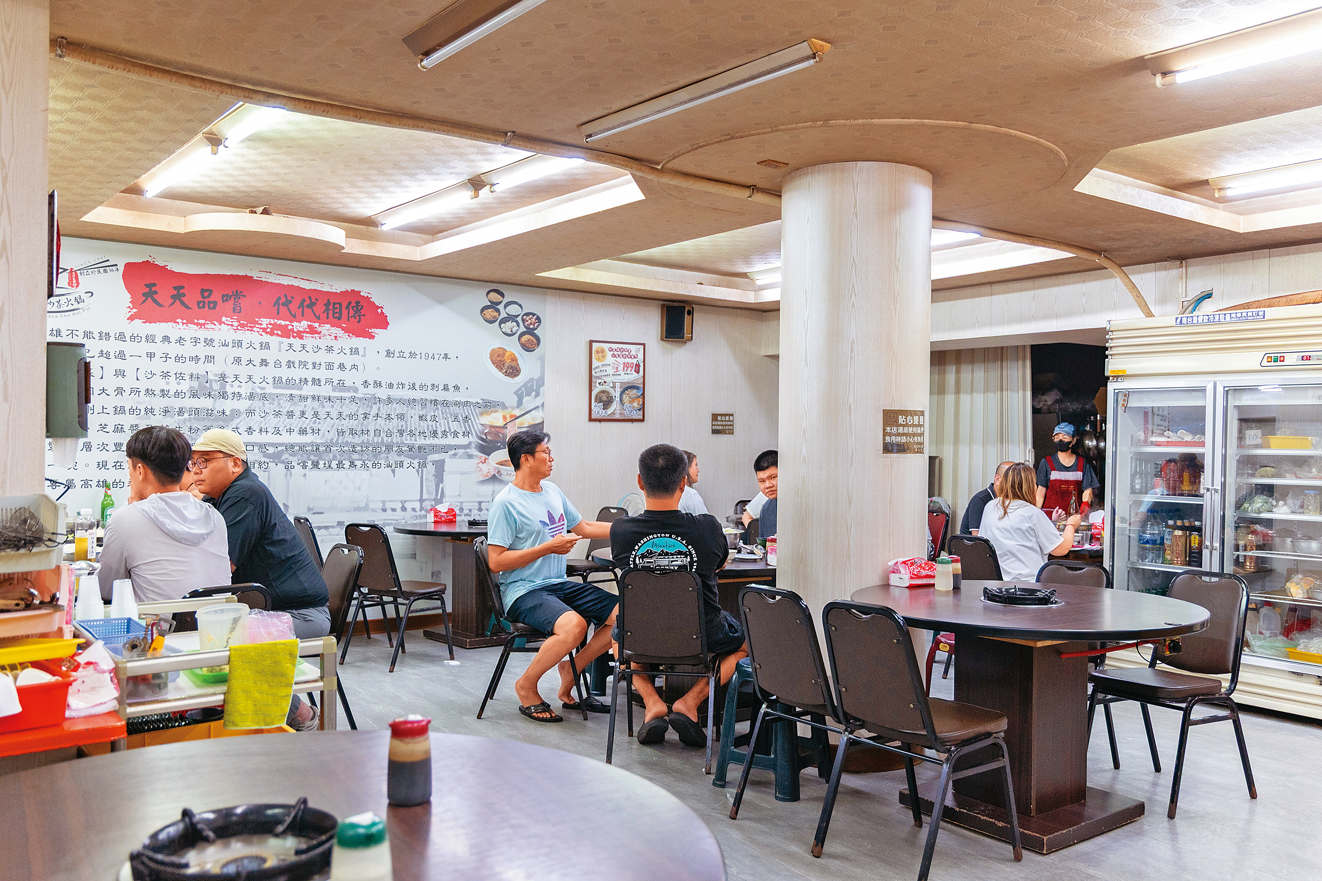 天天的用餐環境明亮清潔，桌距也十分寬敞。