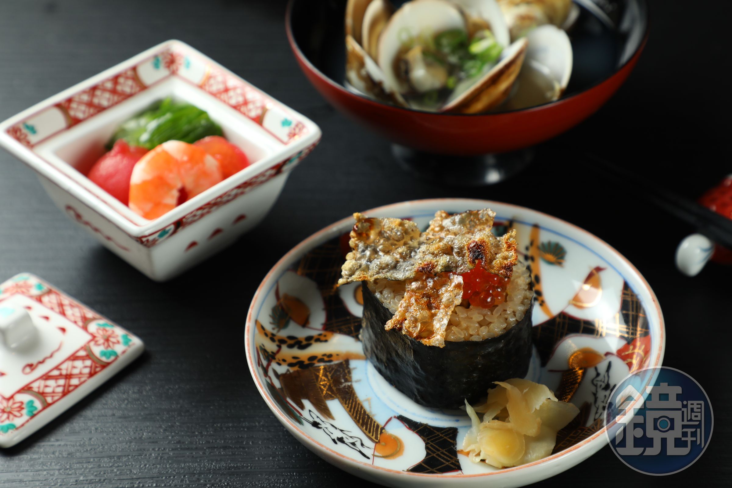 無菜單料理以魚皮壽司捲、蛤蜊湯結尾;甜醋番茄塔與深層海水無毒蝦則是「醋肴」。(1,680元套餐菜色)