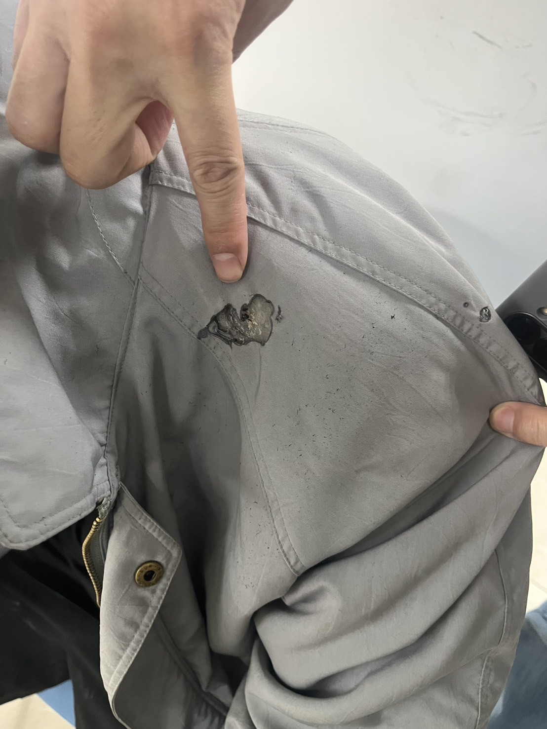 嫌犯穿著的衣物有火燒的破洞。（警方提供）