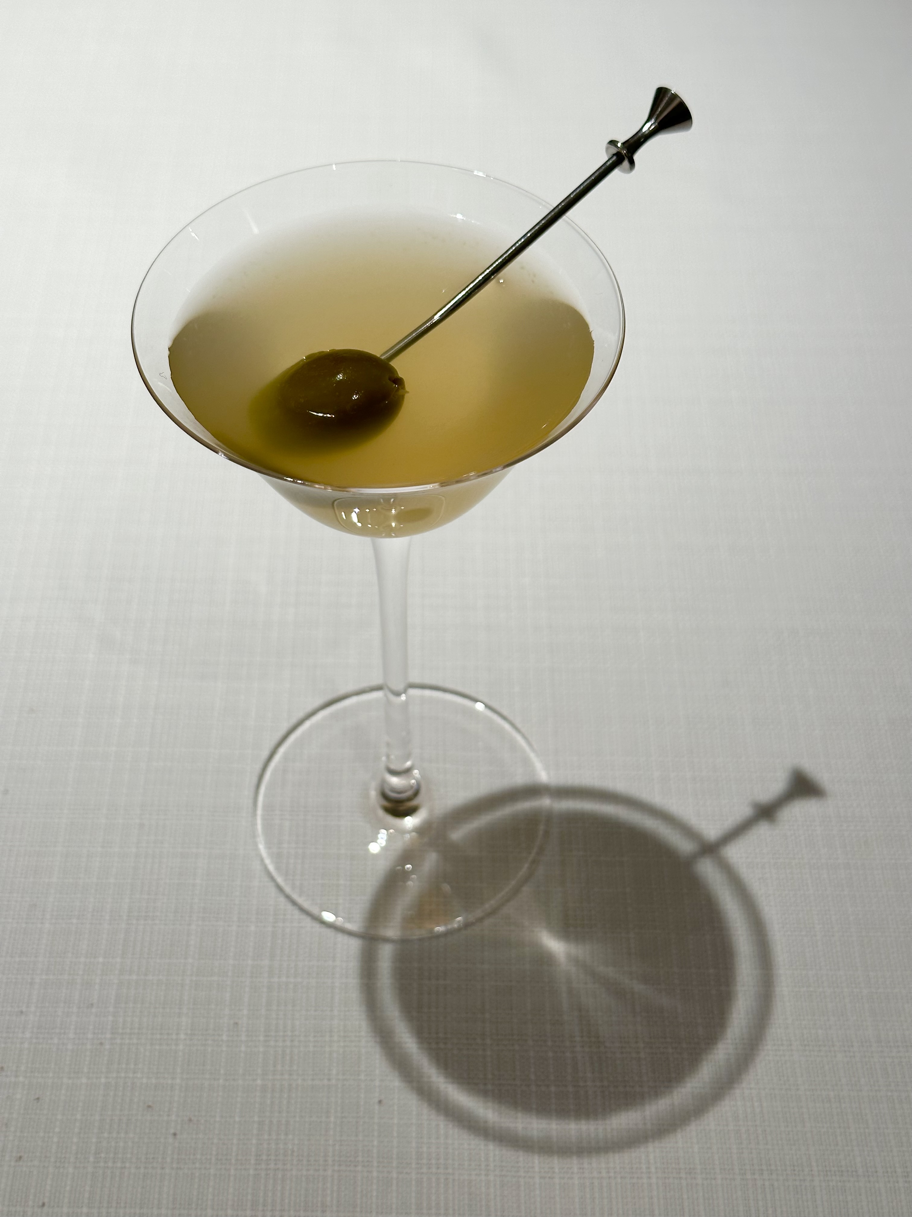 第一杯Juice tea pairing喝得到清香果酸和水梨甜感，適合配「煙燻鰹魚」。（4杯需加價1,200元）