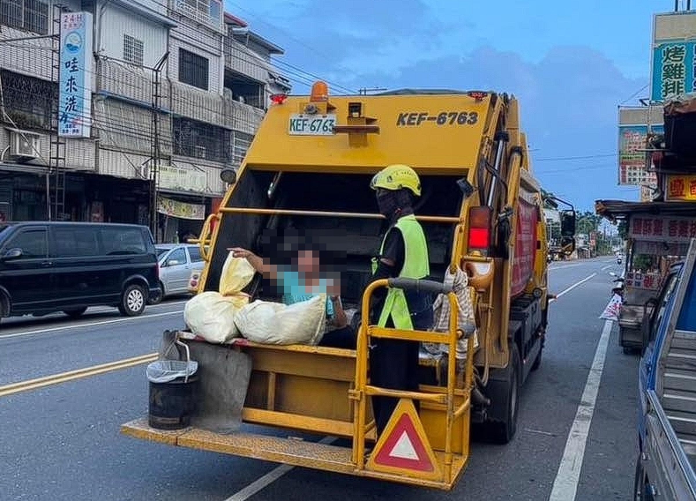 男子跳上垃圾車抗議,影響清運工作。(翻攝自記者爆料網)