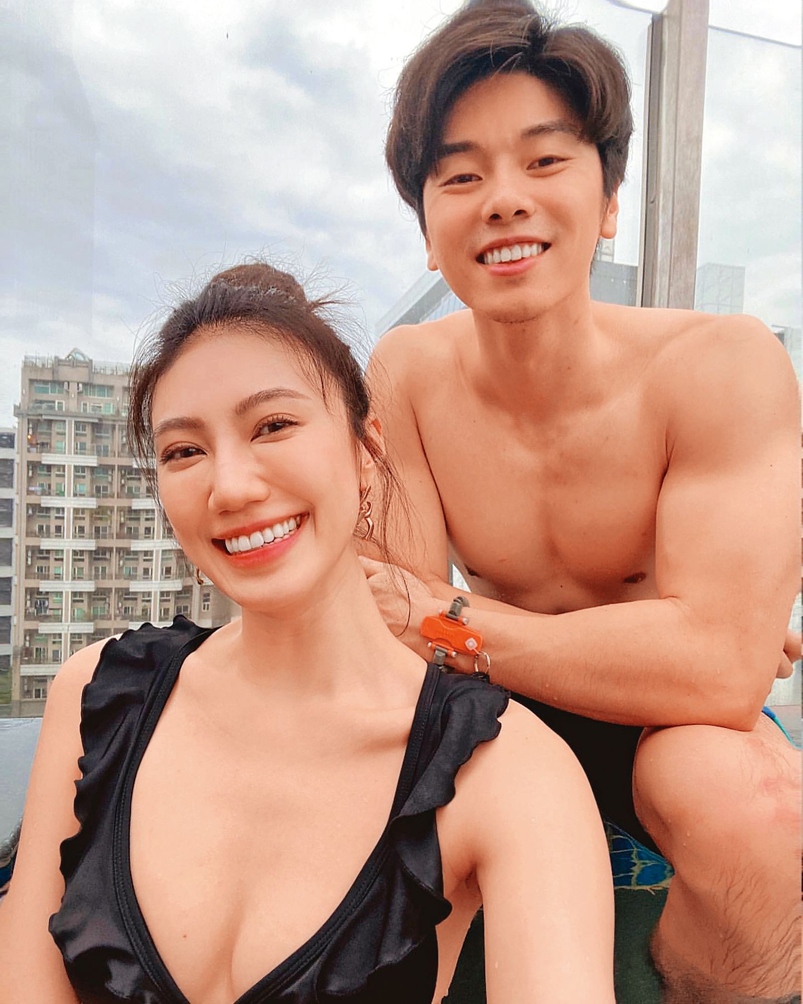 與女友紀艾希（前）交往多年的健身教練蔣政（後），除了捲入性騷擾案，又傳出動手打人的負面新聞。（翻攝自蔣政IG）