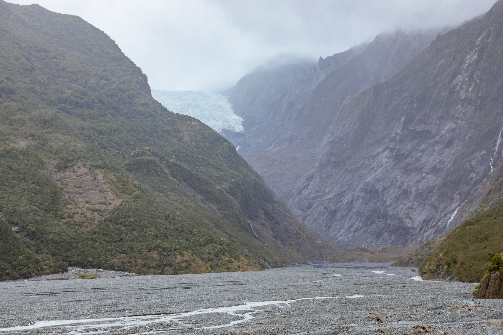 西海岸的法蘭茲約瑟夫冰河(Glacier Franz Josef)因氣候暖化而退縮。
