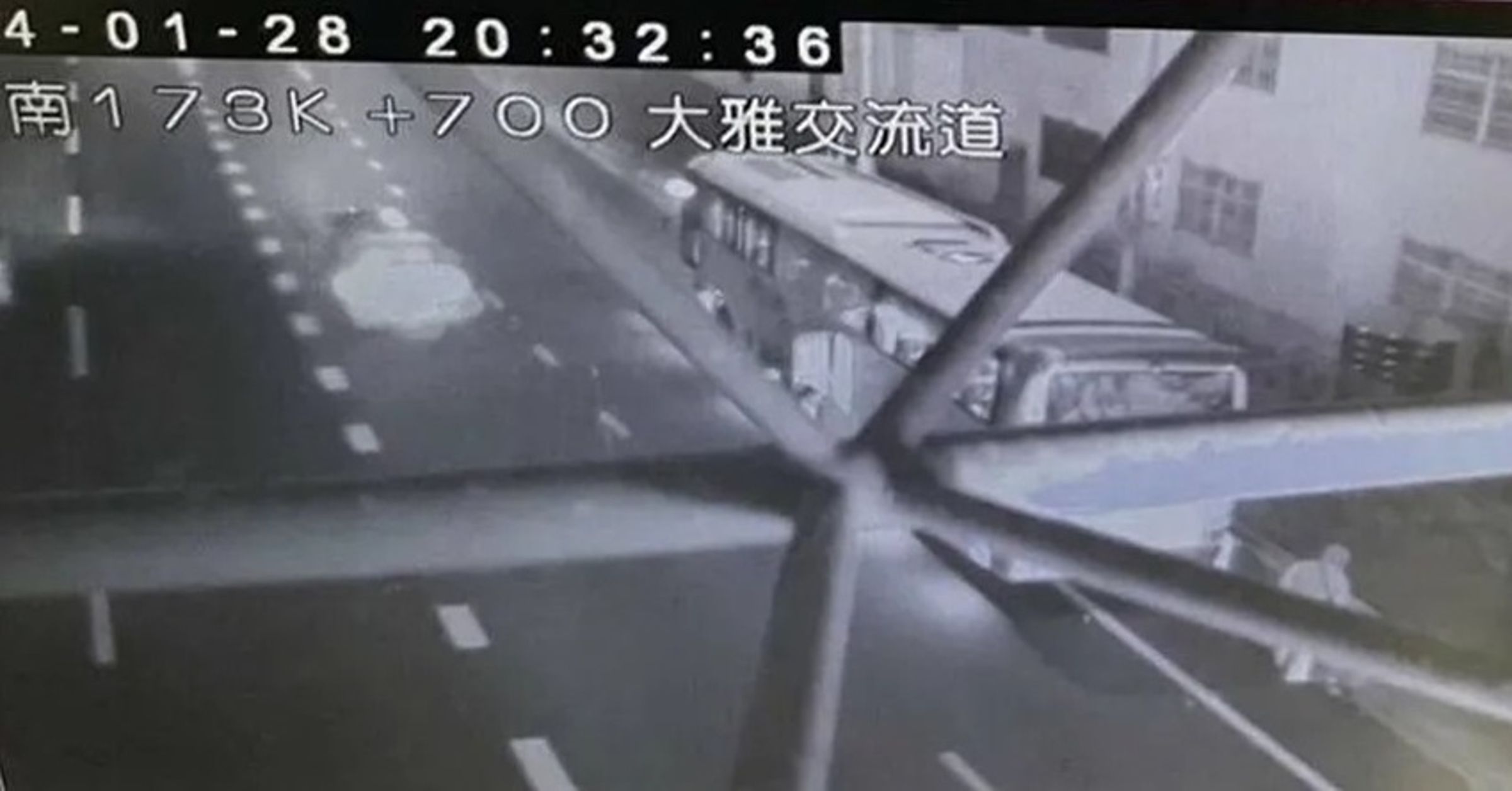 黃姓司機最後強忍痛苦將車子開到路肩，算是為了乘客安全用盡自己最後一分力氣。（翻攝畫面）