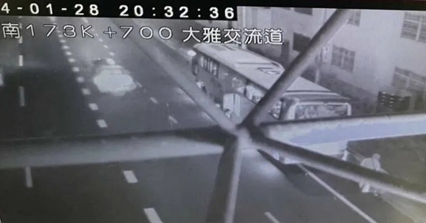 黃姓司機最後強忍痛苦將車子開到路肩，算是為了乘客安全用盡自己最後一分力氣。（翻攝畫面）