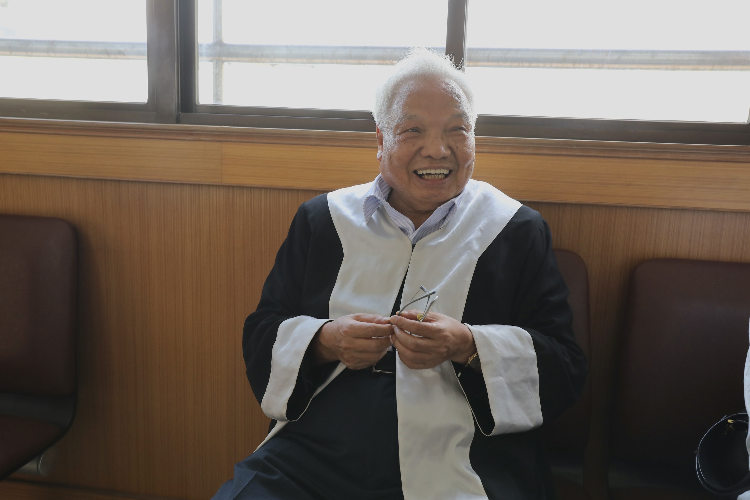 鴻海老臣戴正吳持續追討6億獎勵金，下次開庭將請創辦人郭台銘出席作證。圖為戴正吳律師林樹旺。