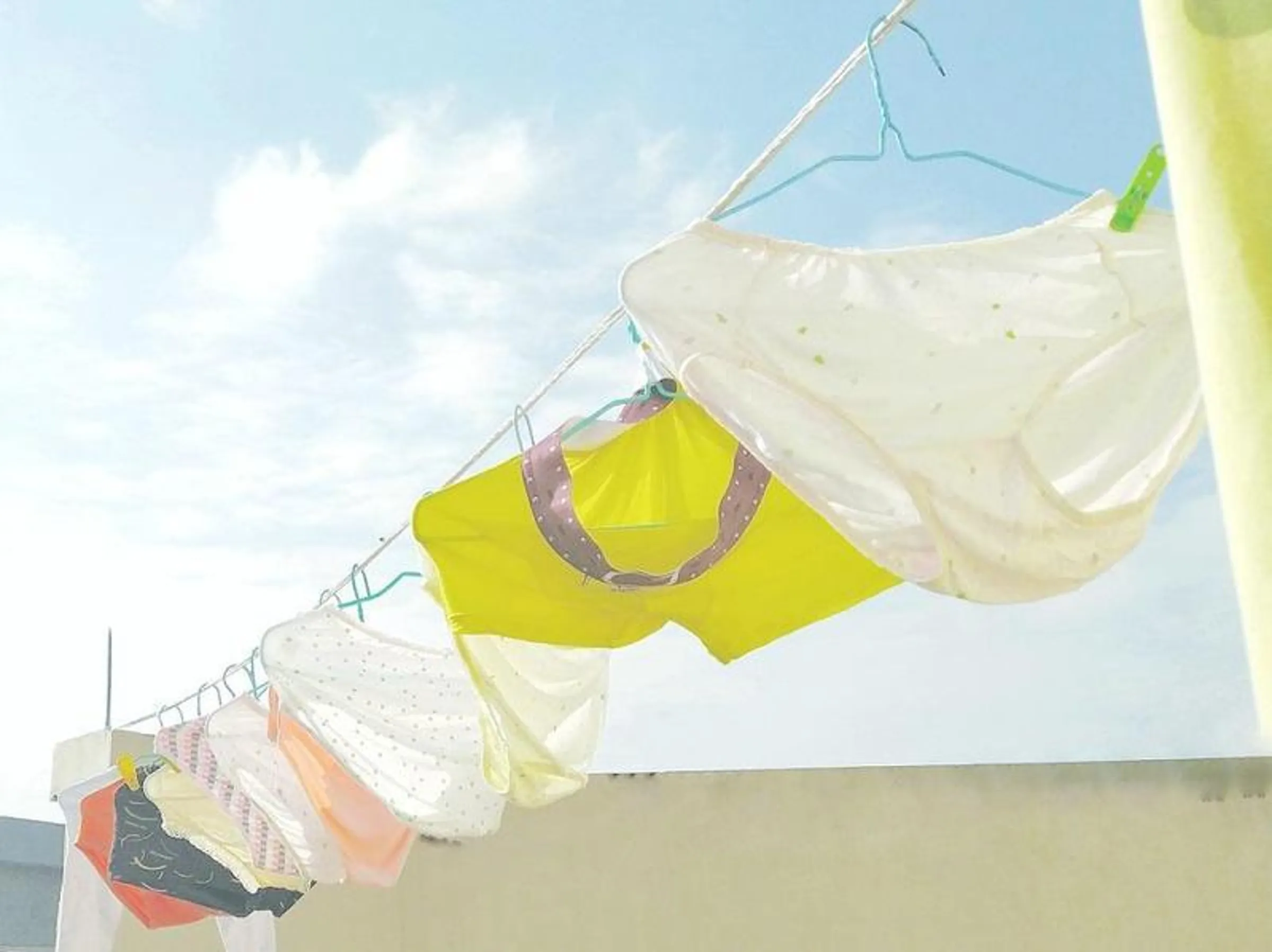 一名外國女網友透露自己從小習慣每天早晚洗澡後，各換一次內褲。（示意圖，Pexels）