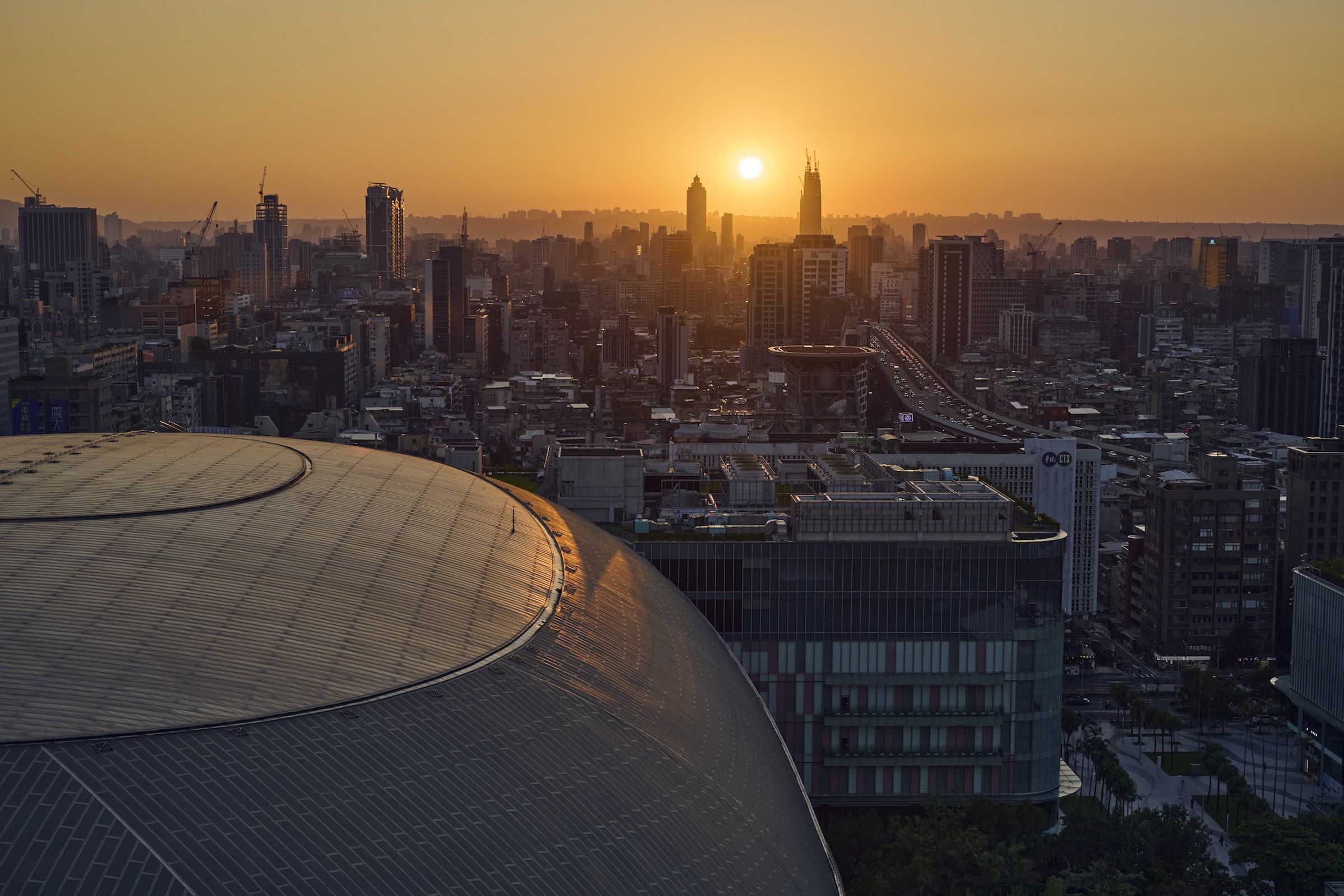 從台北洲際酒店眺望台北大巨蛋及城市夕陽景致。(台北洲際酒店提供)