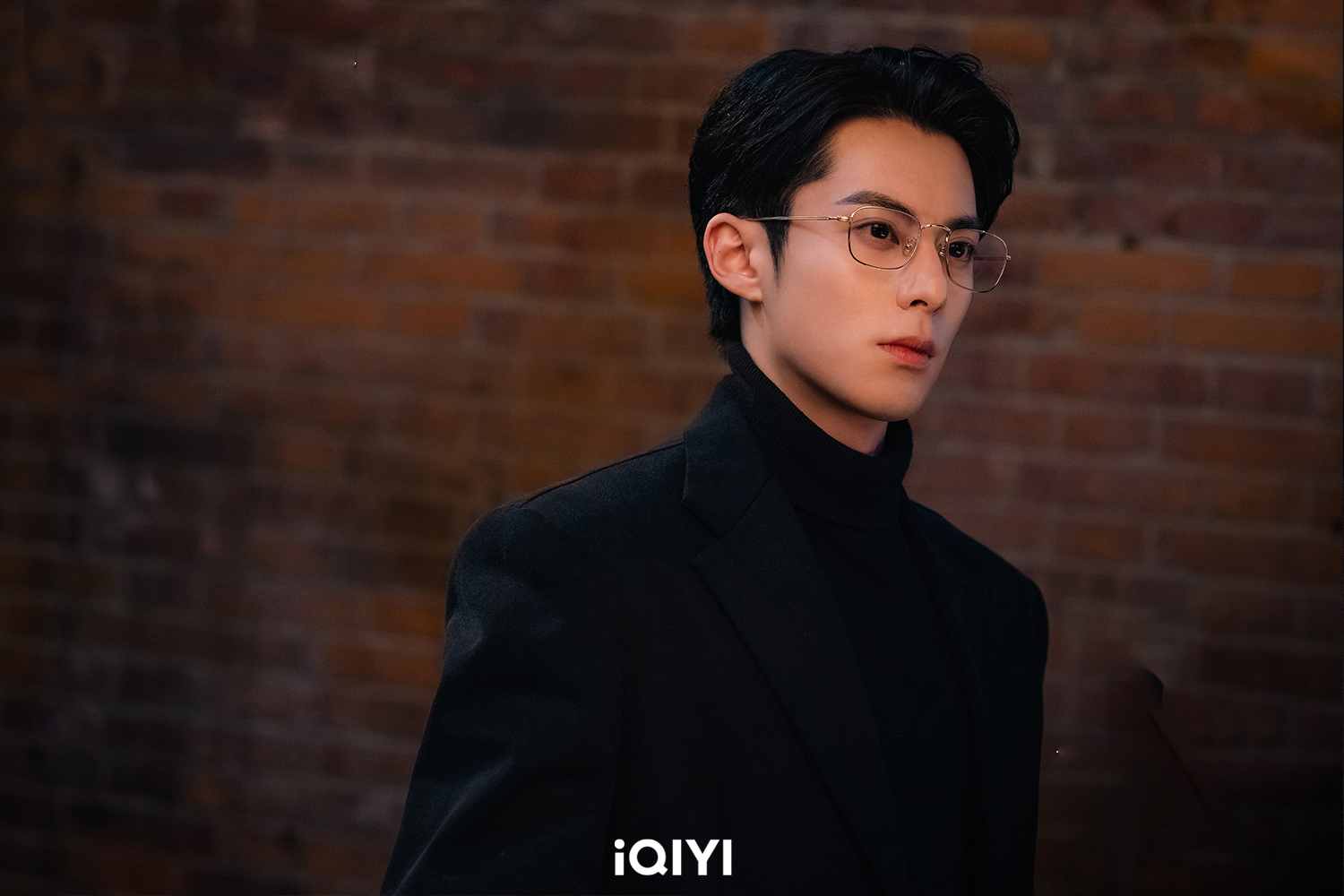 《以愛為營》最新播出王鶴棣男友力爆棚名場面，讓網友大喊：「帥炸了！」。（iQIYI提供）