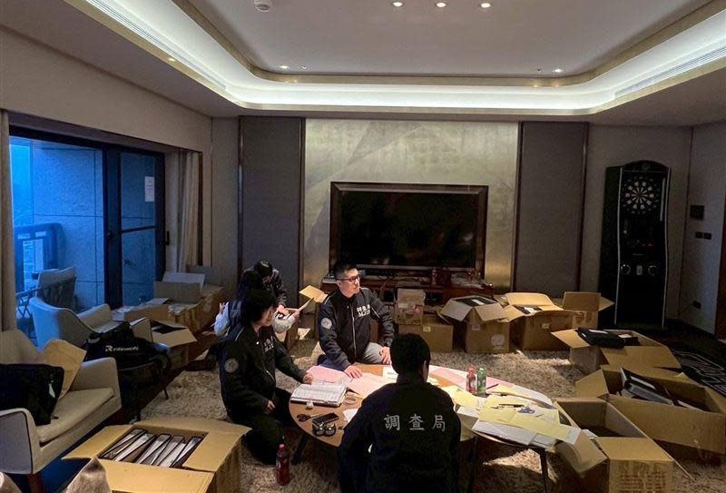 柬埔寨「太子集團」在台洗錢逾107億元案，9名被告均獲交保；圖為檢警調於太子集團在台房產和平大苑內搜索畫面。（調查局提供）