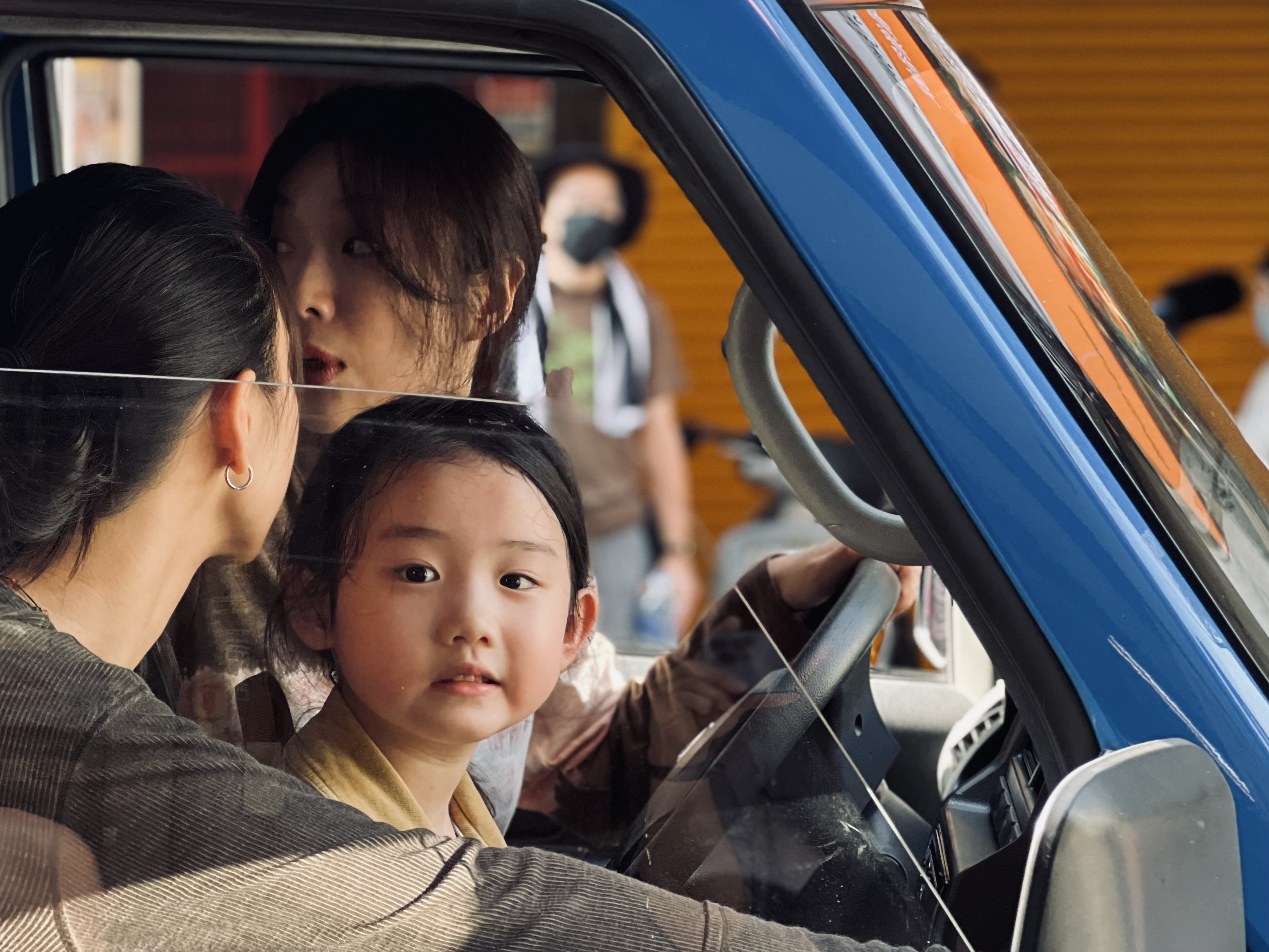 《左撇子女孩》故事描述蔡淑臻帶著2個女兒從鄉下搬來台北，在夜市擺攤維生。（光年映畫提供）