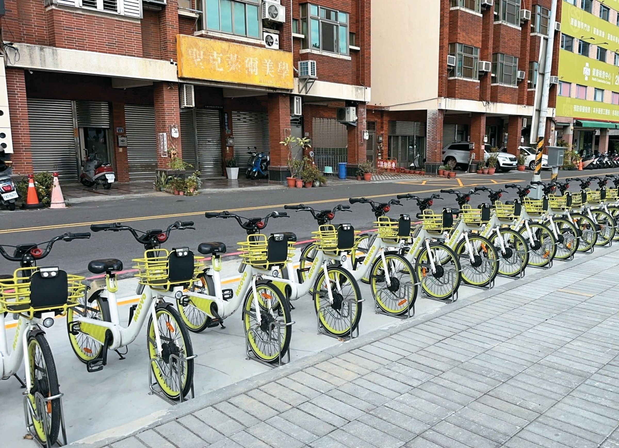 MOOVO無樁式公共自行車系統目前已有96個站點，並納入公共運輸定期票的補助，圖中為延平公園站點。