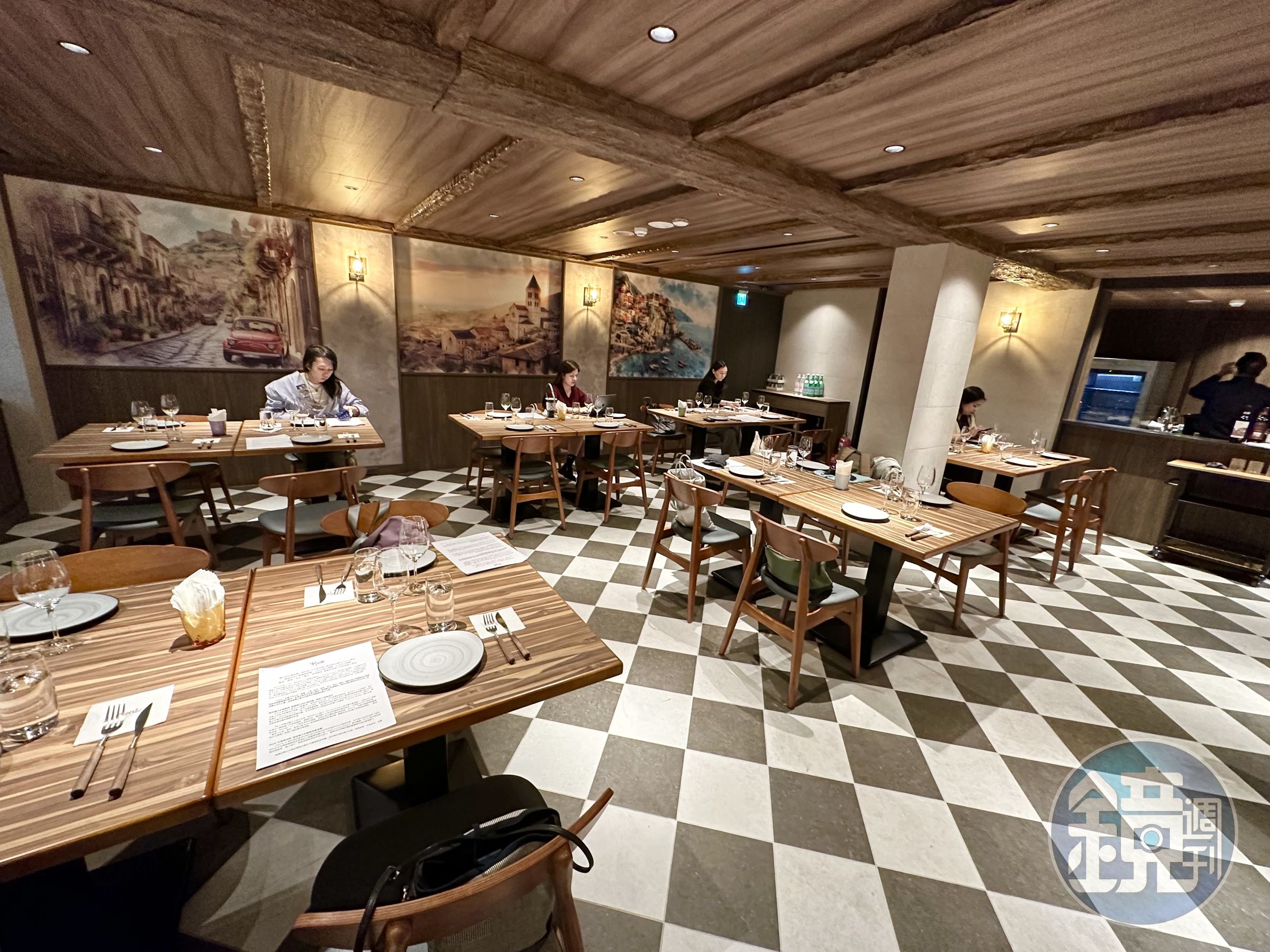 店內以菱格復古地磚、木質桌椅、義大利人文地景壁畫,營造義式風情的用餐氛圍。