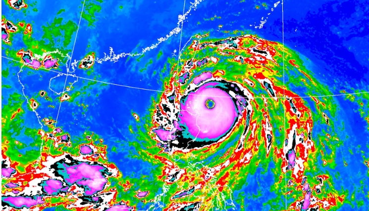 強颱「樺加沙」未來強度仍有稍增強且暴風圈有稍擴大的趨勢。（翻攝自中央氣象署官網）