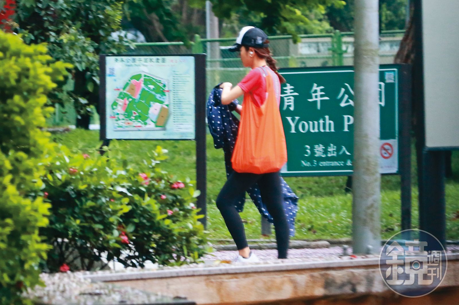 10/4　12：27看完診後，楊千霈又往公園的方向走去運動