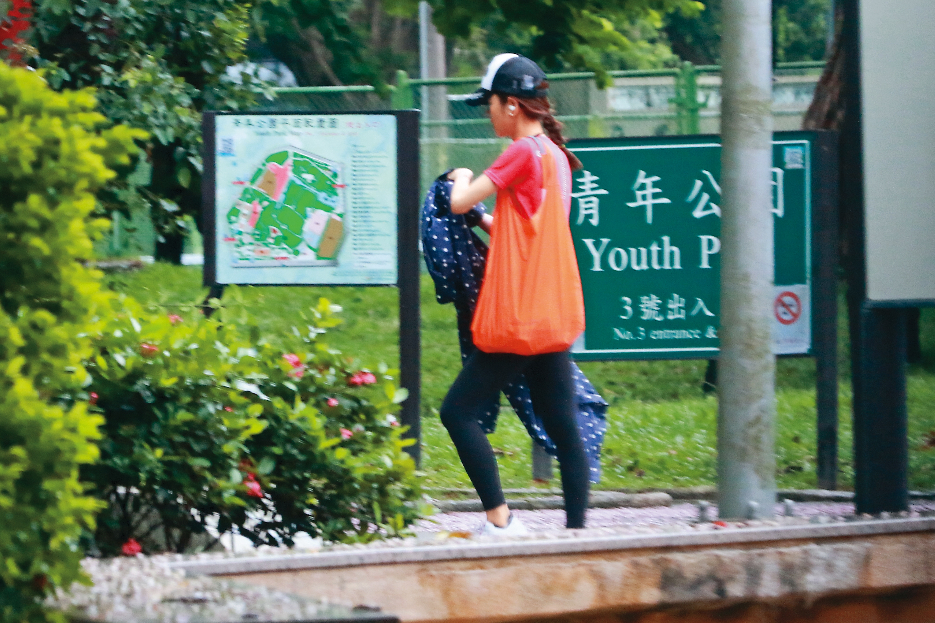 10/4 12:27看完診後,楊千霈又往公園的方向走去運動。