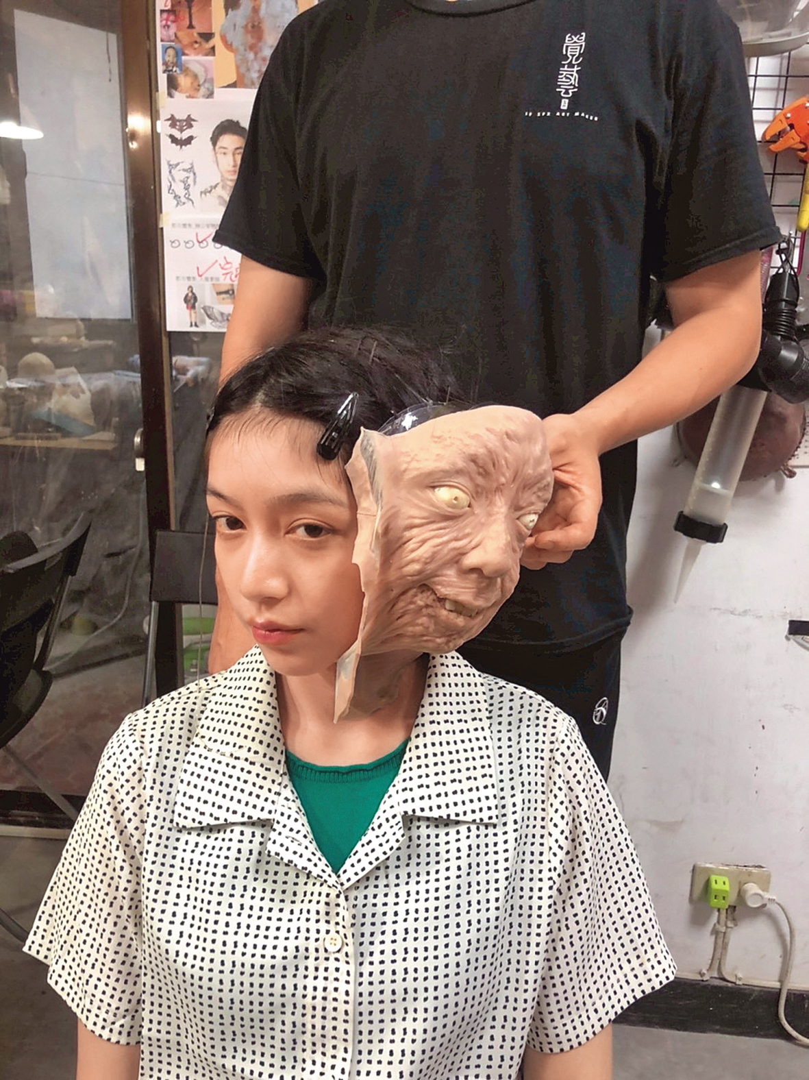 鄭煒齡與尚未修飾上色的富江醜頭臉孔。（奇蹟映畫所提供）