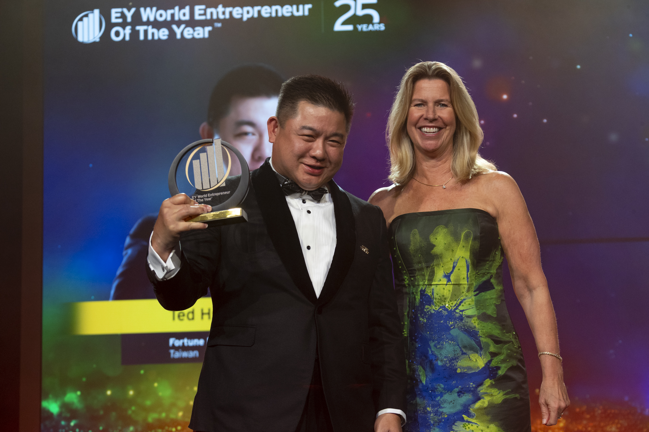 華城電機總經理許逸德(左)代表台灣角逐有「企業家奧林匹克」美譽的《安永世界企業家大獎》，擠進最後三強。（安永提供）