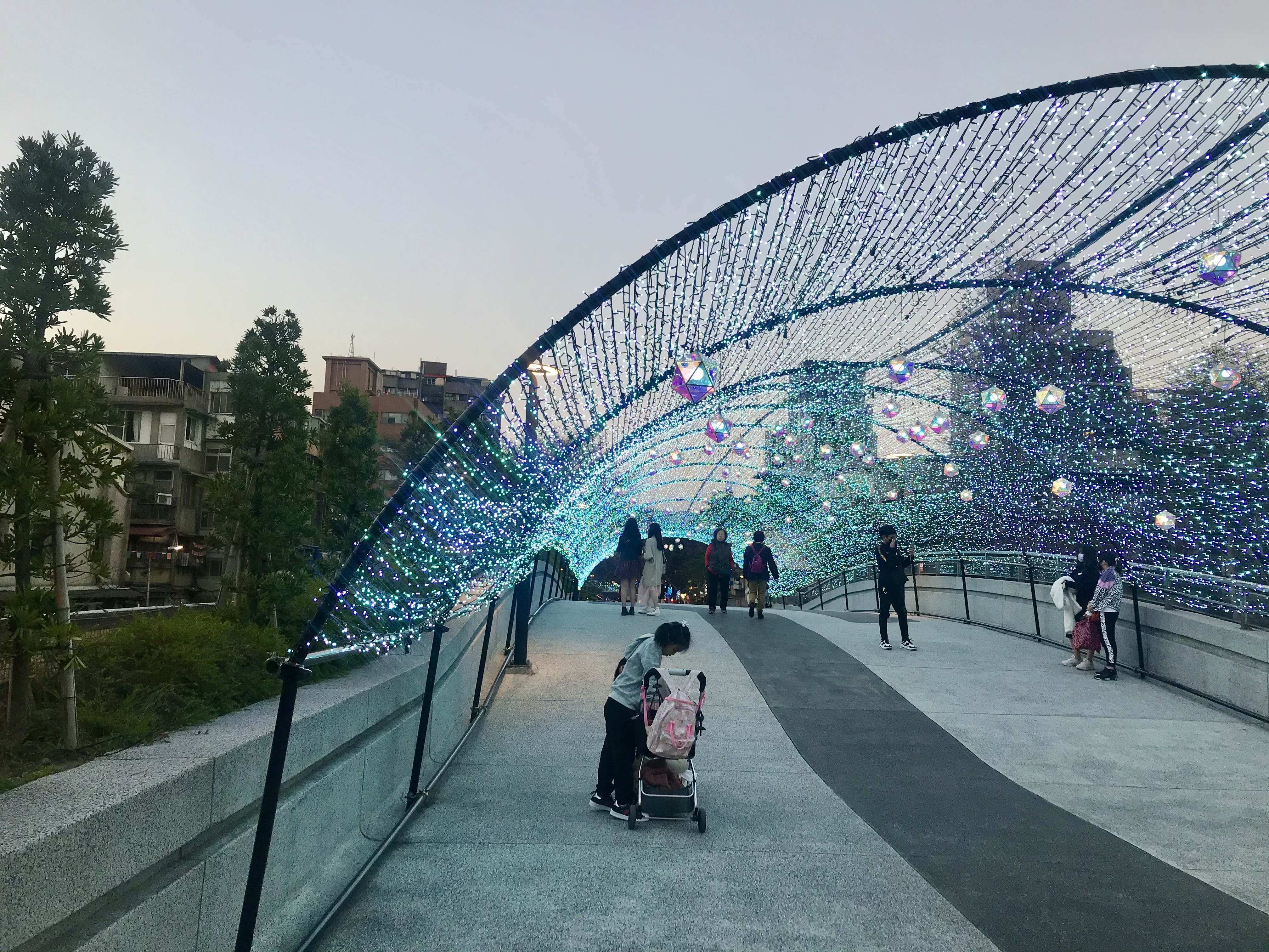 北市中山商圈大量店家遭檢舉違法，面臨商圈消失的危機。