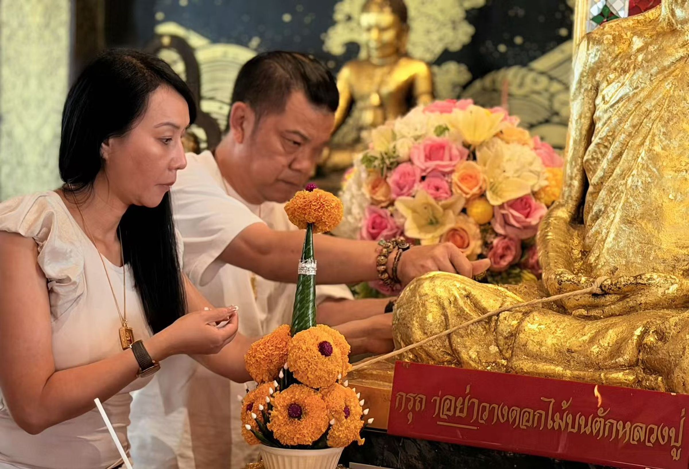 王三郎和邱主任（邱子玹）宣布要到泰國直播平台就遭惡意檢舉，兩人昨到泰國馬上祈福求平安。邱子玹提供