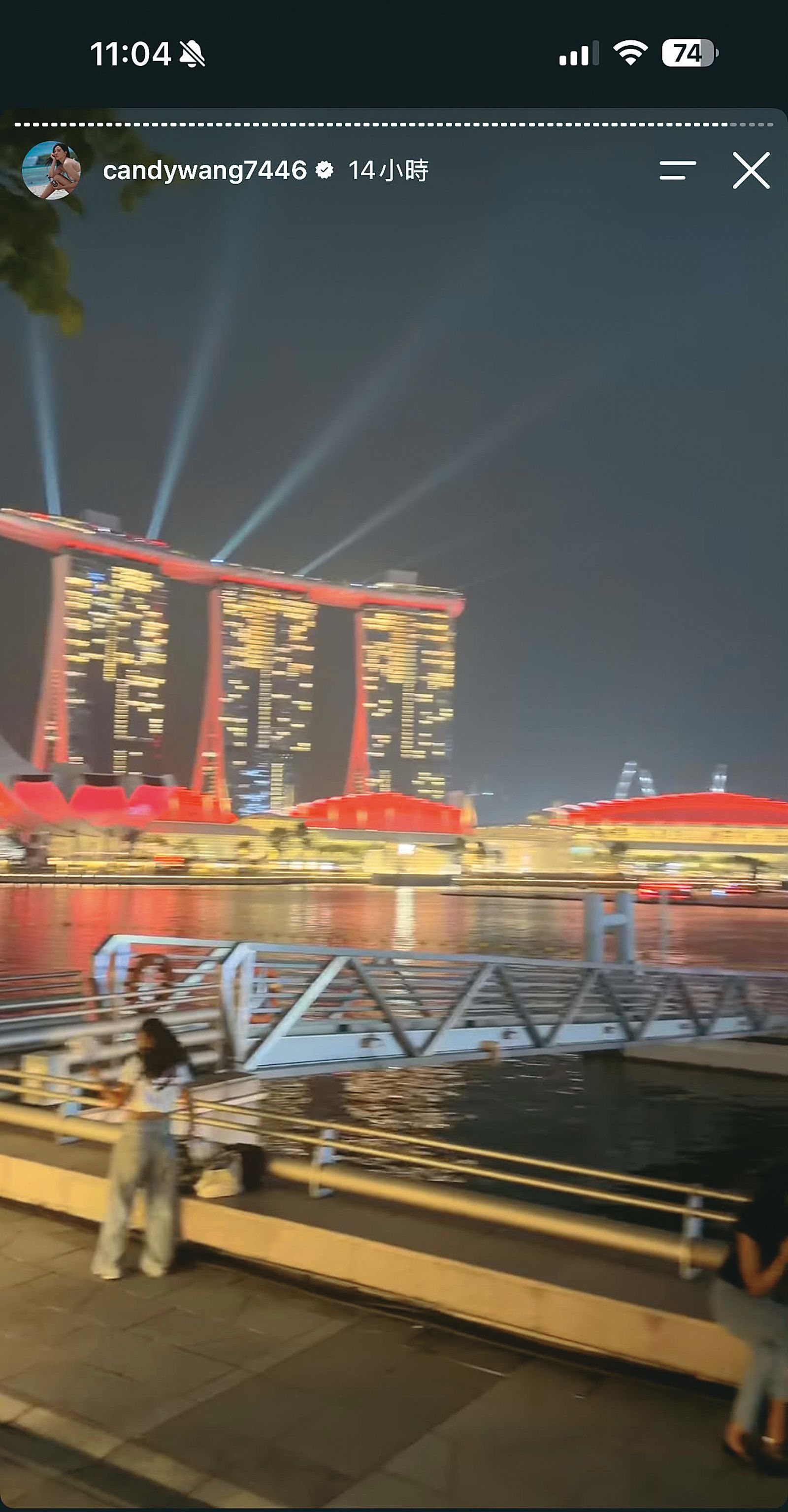 王心恬上傳新加坡濱海灣金沙酒店夜景的美照限動。（翻攝自吳念平IG）