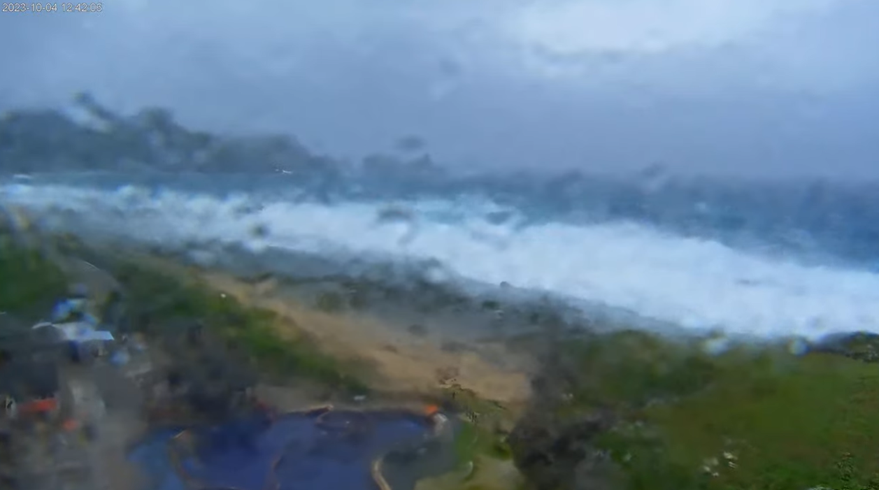 綠島帆船鼻「鏡頭君」最後影像曝光。（翻自東海岸即時影像-綠島帆船鼻YT）