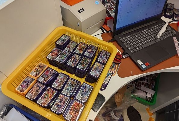 寶可夢太紅！竟讓仿冒卡片黑市崛起，不肖業者以低成本非法賺取高獲利。（翻攝畫面）