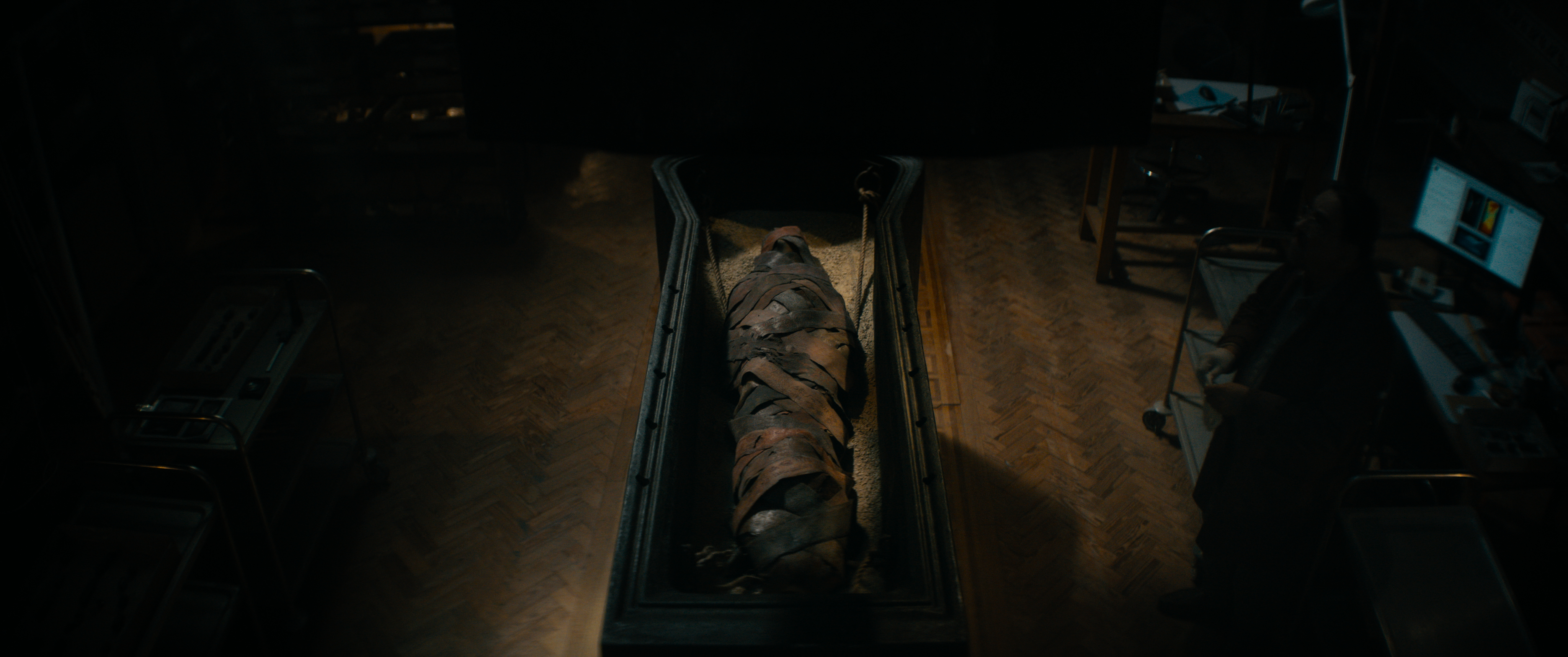 打破過往恐怖片極限，以「活的木乃伊成為家人」的瘋狂創意貫穿全片，《李克寧 墓乃伊》挑戰影迷的觀影膽量。（華納兄弟提供）