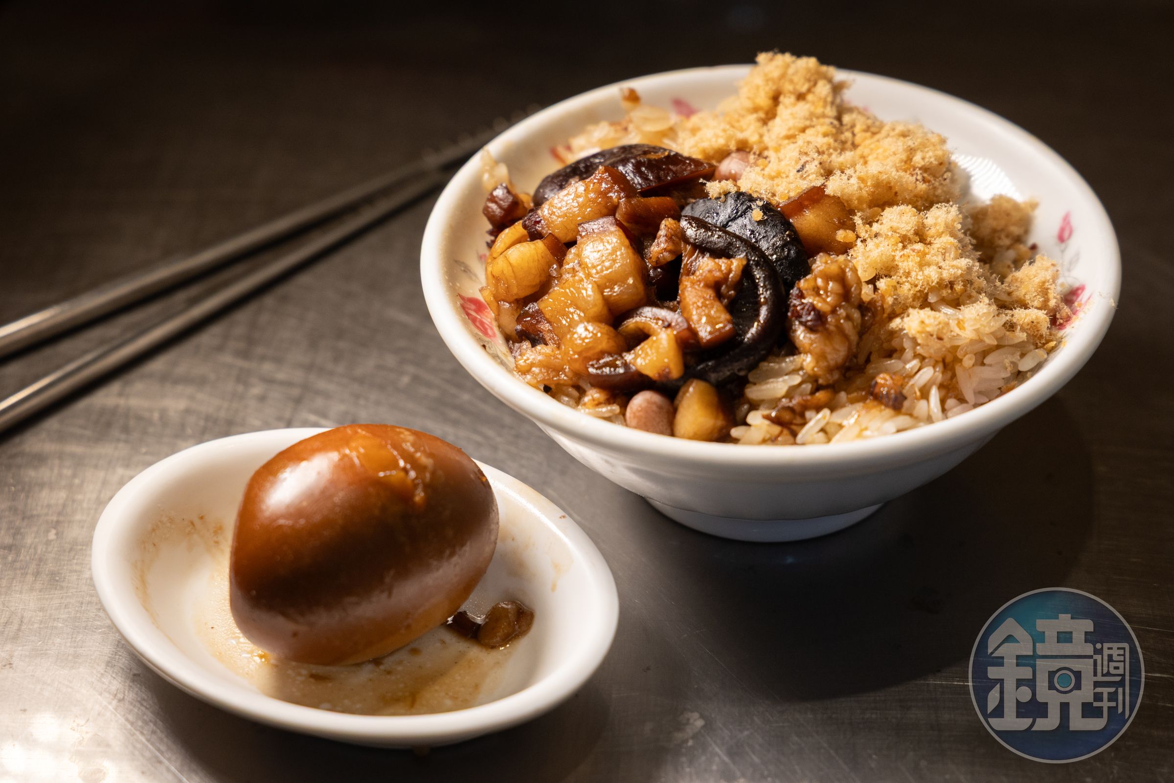 台北榮總院長陳威明心心念念故鄉六甲的豆菜麵,以及小時候進城在沙卡里巴吃到的米糕點心。(榮盛米糕60元/小碗、滷鴨蛋15元/顆)