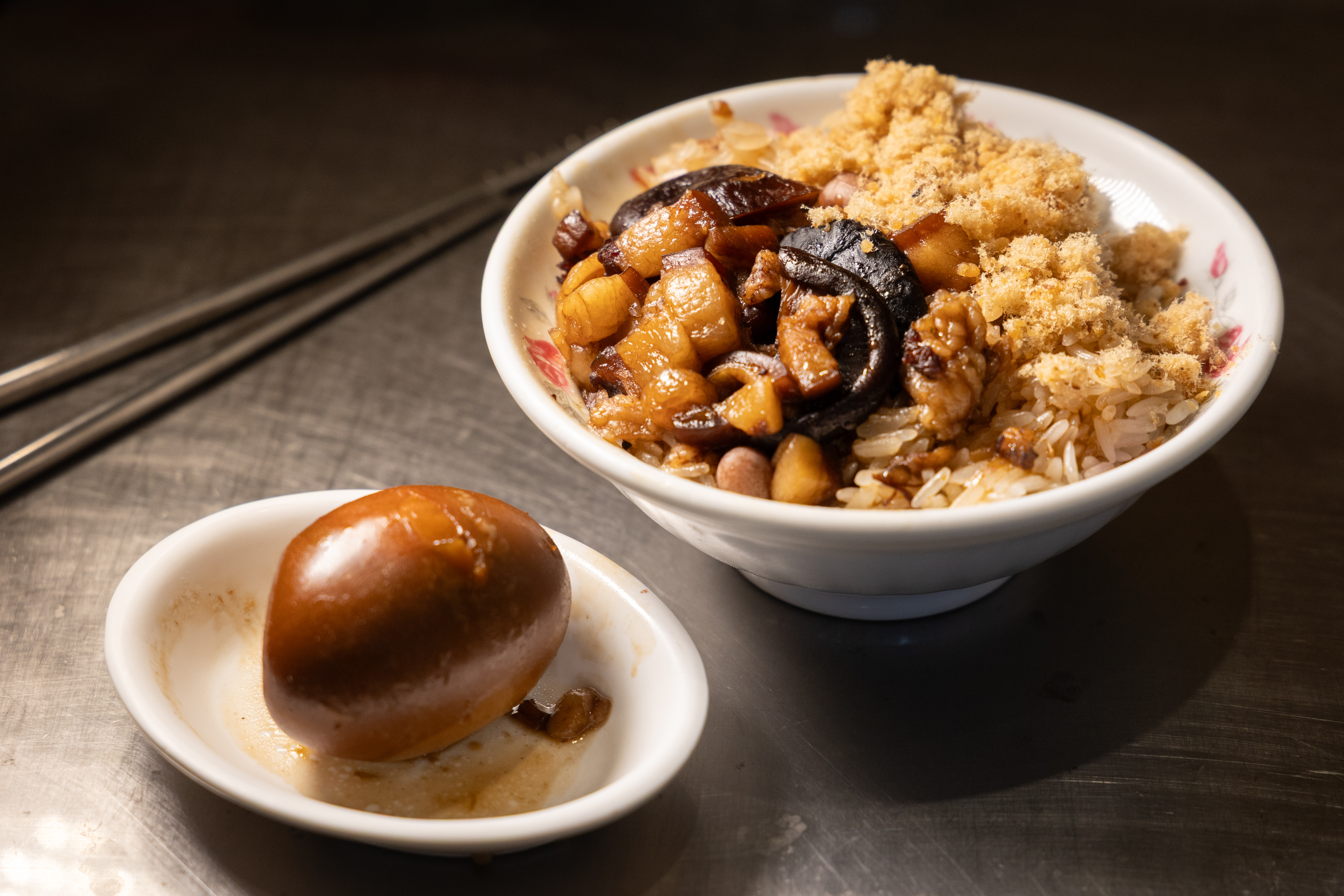 台北榮總院長陳威明心心念念故鄉六甲的豆菜麵，以及小時候進城在沙卡里巴吃到的米糕點心。（榮盛米糕60元／小碗、滷鴨蛋15元／顆）