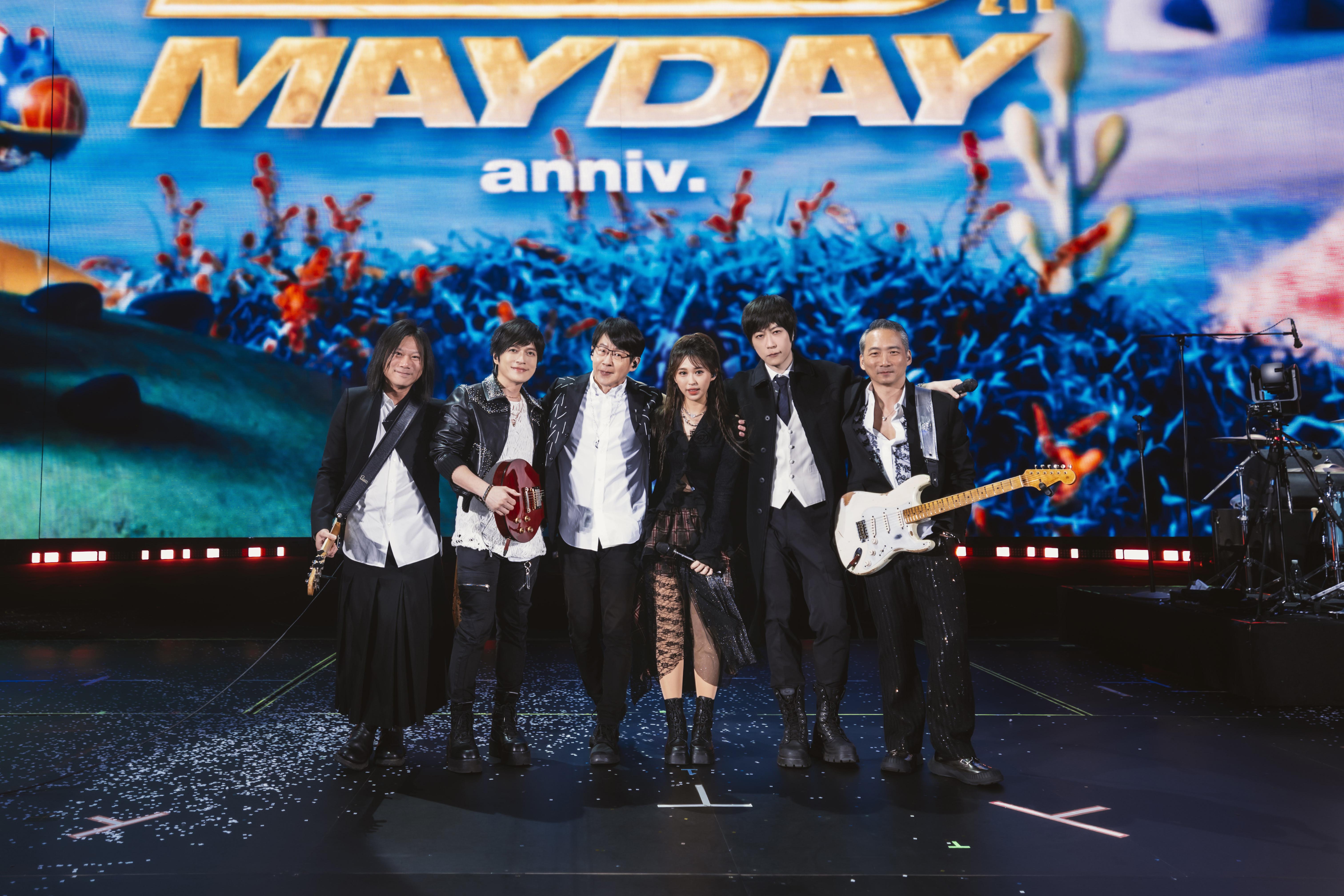 五月天在上海開唱，五位成員開心打鬧讓歌迷看得超歡樂。（相信音樂提供）