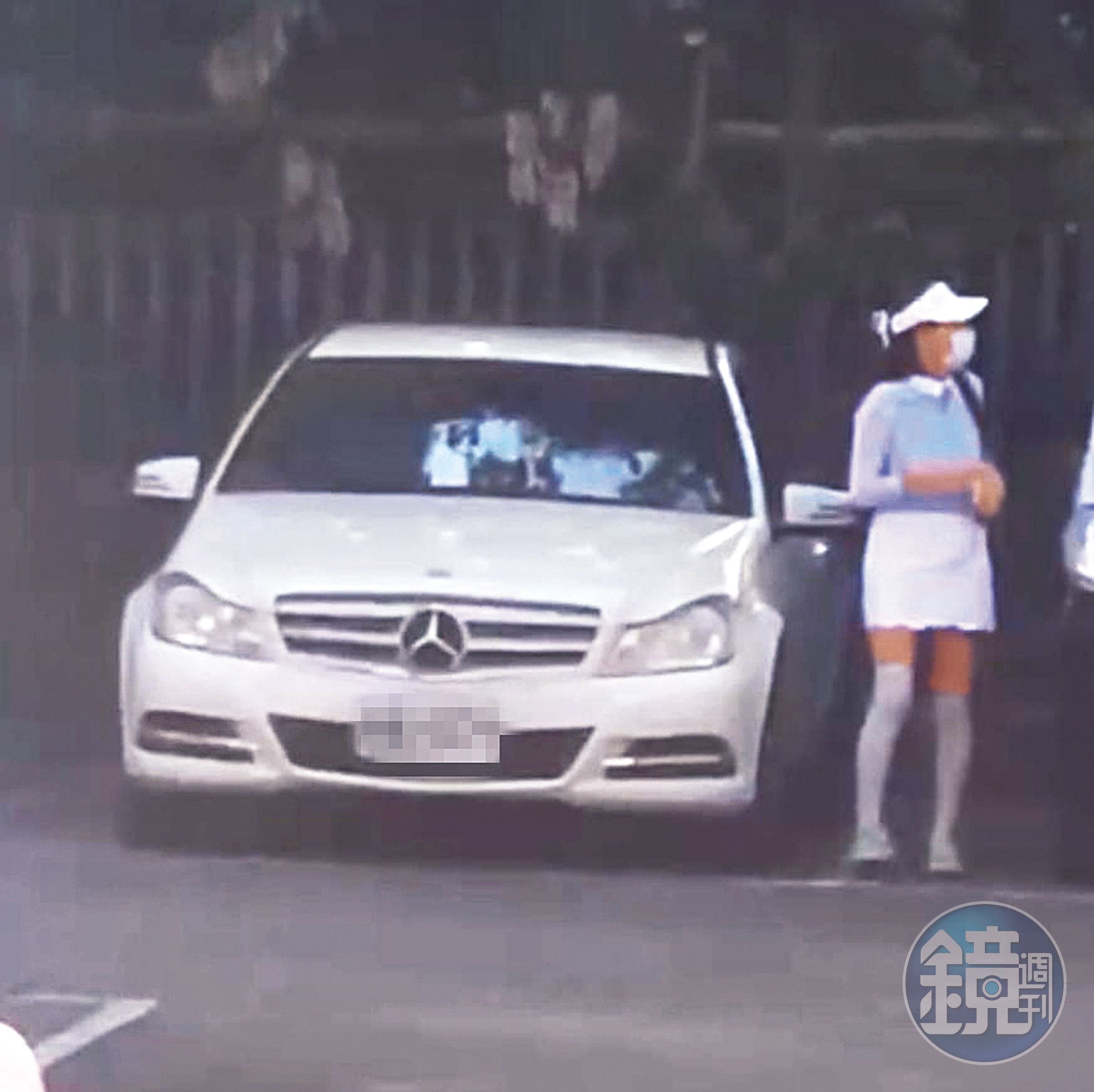據說謝女與郭台銘談起婚外情後，突然變得豪奢，除了自駕中古賓士，出入另有郭董專車接送，都是台灣首富的一片心意。（讀者提供）
