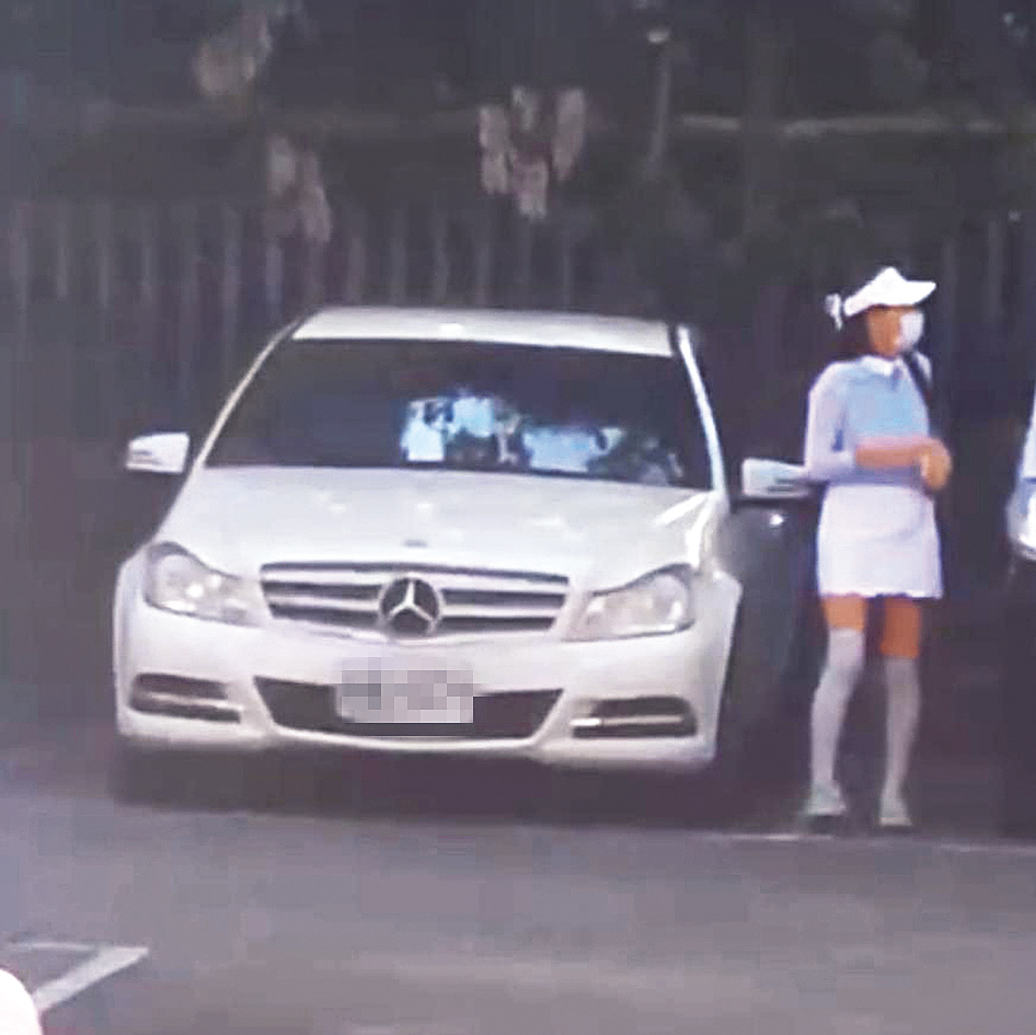據說謝女與郭台銘談起婚外情後,突然變得豪奢,除了自駕中古賓士,出入另有郭董專車接送,都是台灣首富的一片心意。(讀者提供)