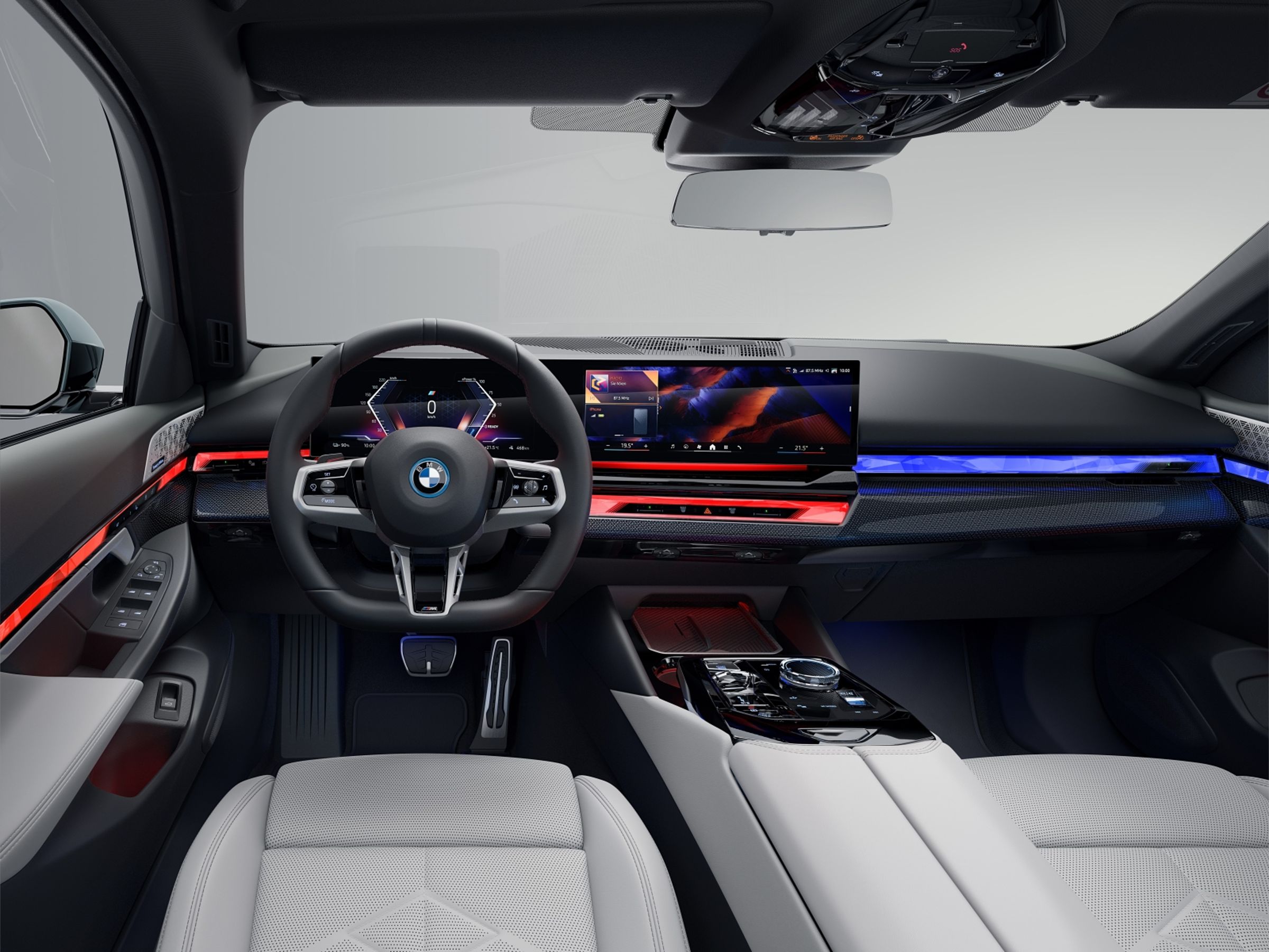 座艙內嶄新的懸浮式曲面螢幕,結合BMW Operating System 8.5、QuickSelect快捷選單、AR擴增實境導航與BMW手機數位鑰匙2.0,創造出高度數位化車室佈局,更透過BMW座艙環繞光幕、水晶中控套件、M Nappa真皮平底方向盤與Bowers & Wilkins頂級音響系統,鋪陳出屬於未來的豪華氛圍