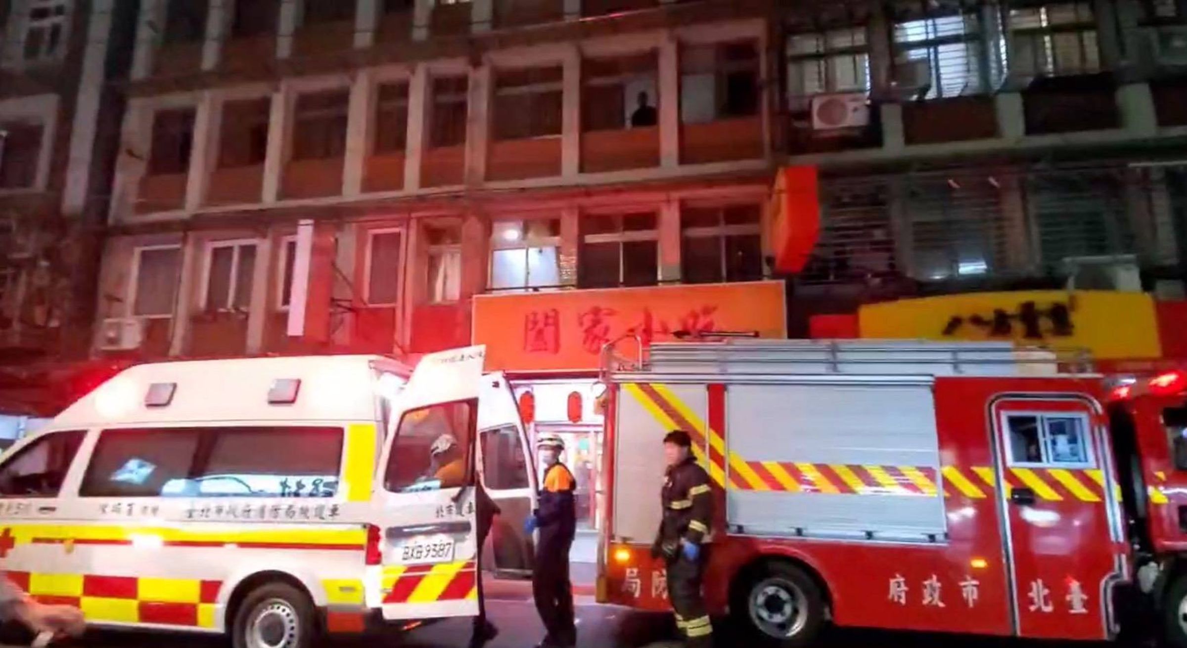 士林一家小吃店疑更換瓦斯發生漏氣起火，4人傷燙傷送醫。（翻攝畫面）