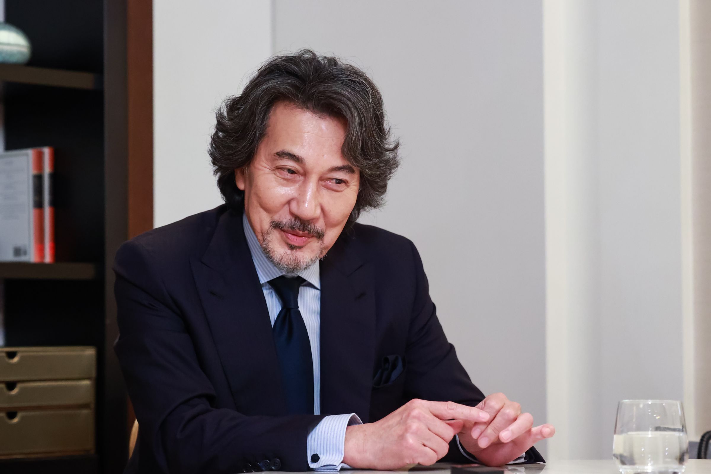 役所廣司接受本刊專訪,透露文溫德斯導演的片場氣氛和過去參與過的好萊塢作品完全不同。(甲上娛樂提供)