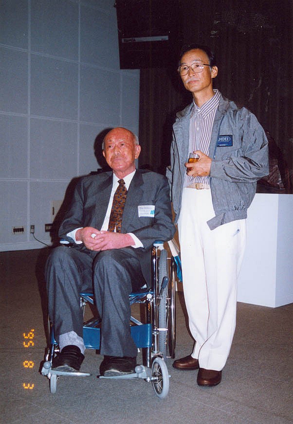 1995年朱銘在日本森之美術館展覽開幕,老師楊英風抱病赴日參加。(海鵬影業提供)