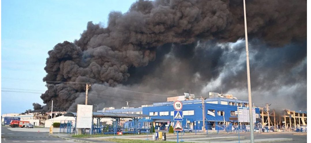 一間美國電子公司，遭巡弋飛彈攻擊。（翻攝自X）