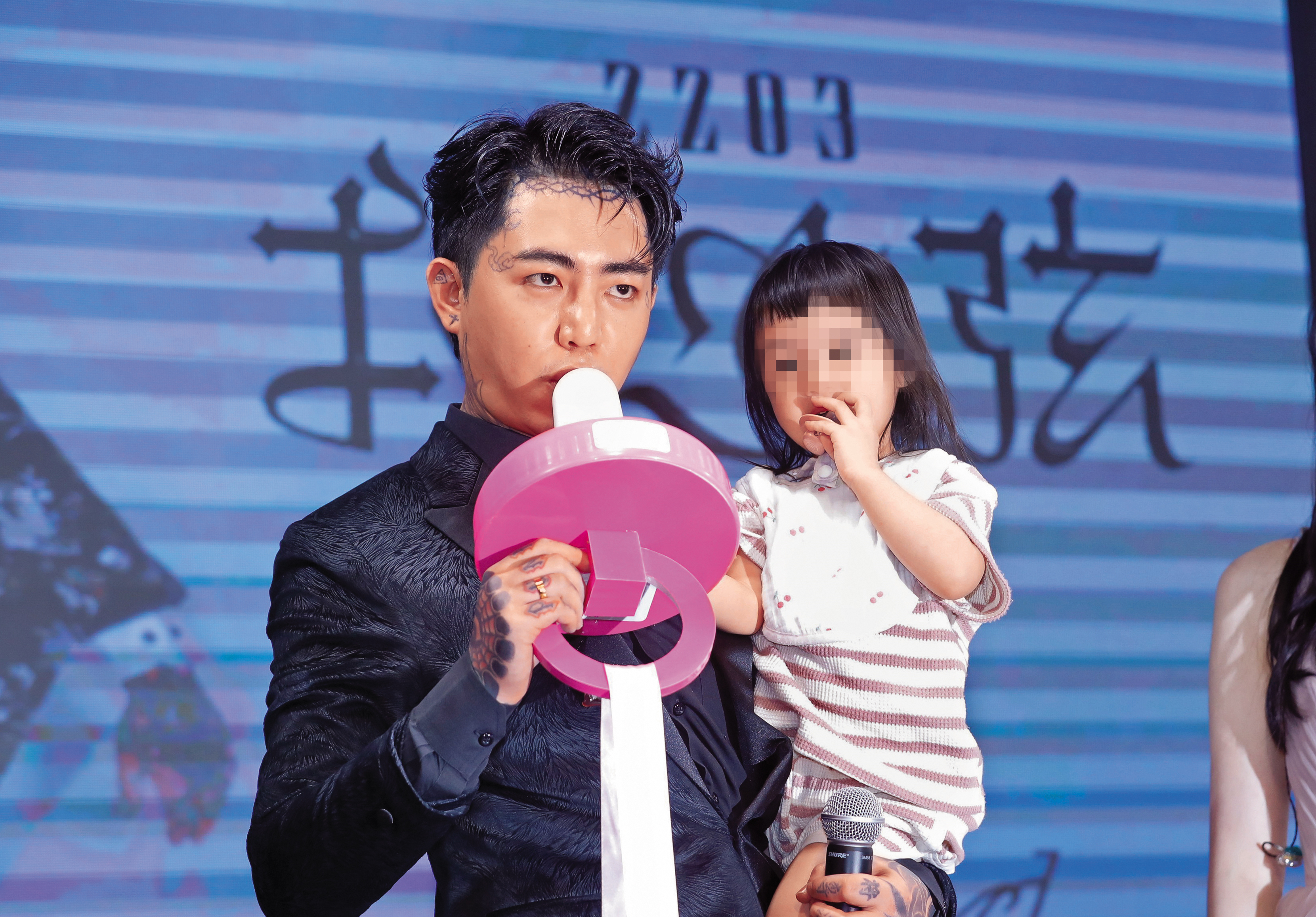 謝和弦現在不吸「嗶～嗶～」（被消音），改吸奶嘴很可以喔。