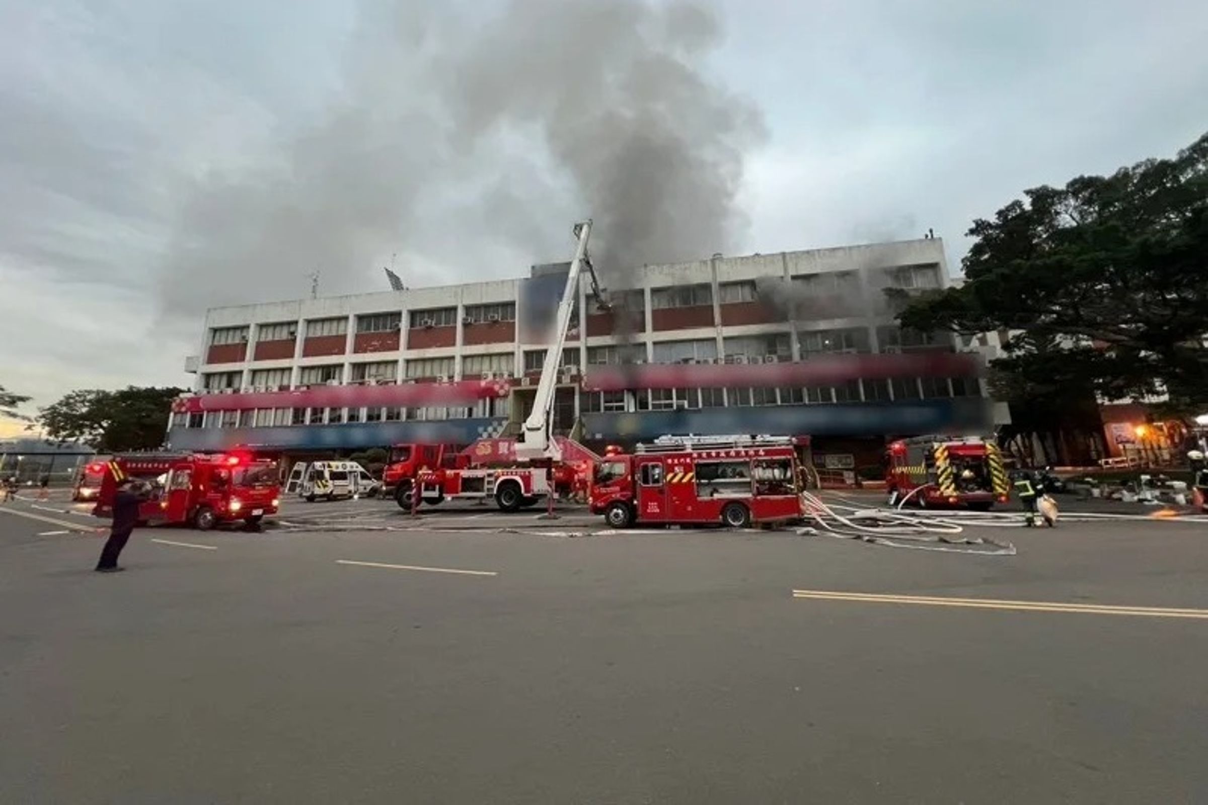 輔大校園內發生火警,所幸無人受困傷亡,起火原因仍待釐清。(翻攝畫面)