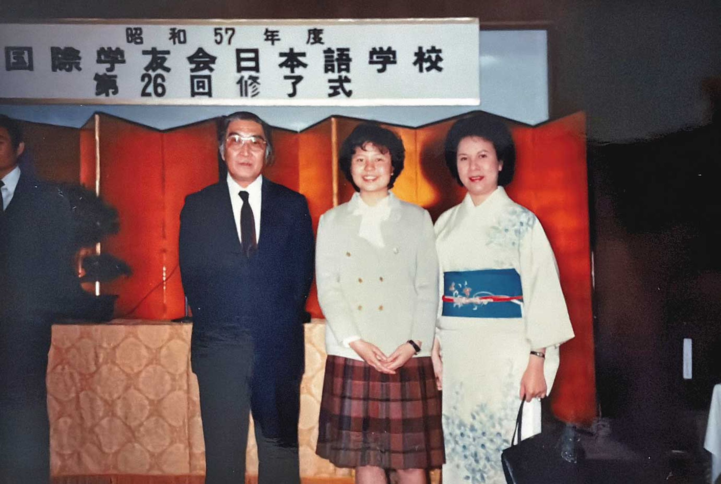 曾婷婷（中）18歲就到日本讀書，母親（右）特地赴日參加她在語文學校的畢業典禮。（曾婷婷提供）
