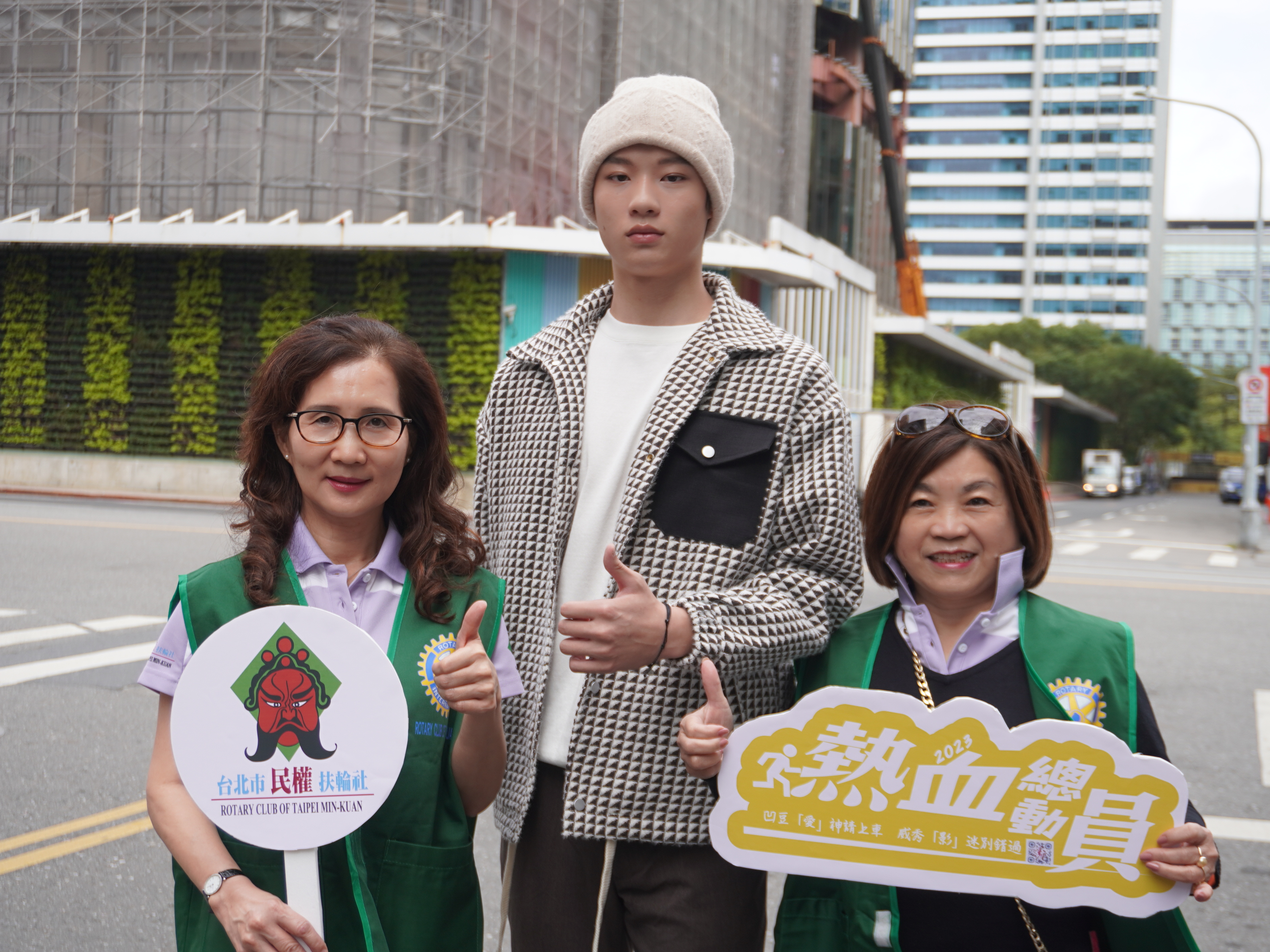 何柏廷參加捐血活動，獲台北民權扶輪社社長陳慧貞（左）及社區服務主委溫碧娥（右）頒獎狀致謝。（松山社區大學提供）