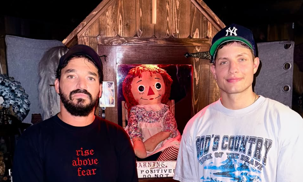 艾爾頓卡斯蒂（左）與麥特萊夫（右）宣佈他們買下了靈異博物館以及所有收藏，包括安娜貝爾娃娃本尊。（翻攝自Matt Rife官方Instagram）